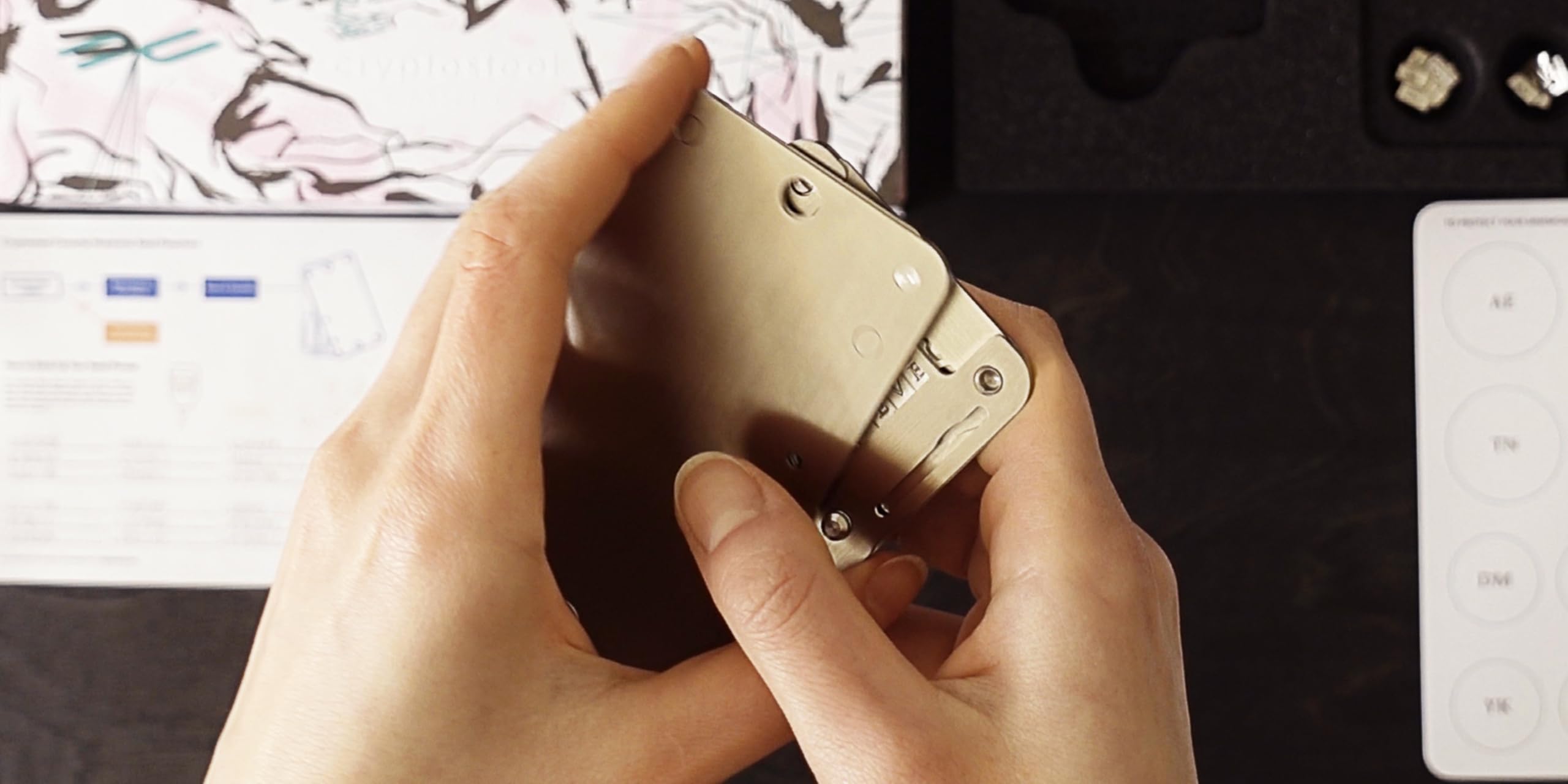 Amazon.co.jp: Cryptosteel Cassette Solo – 耐火ステンレススチール