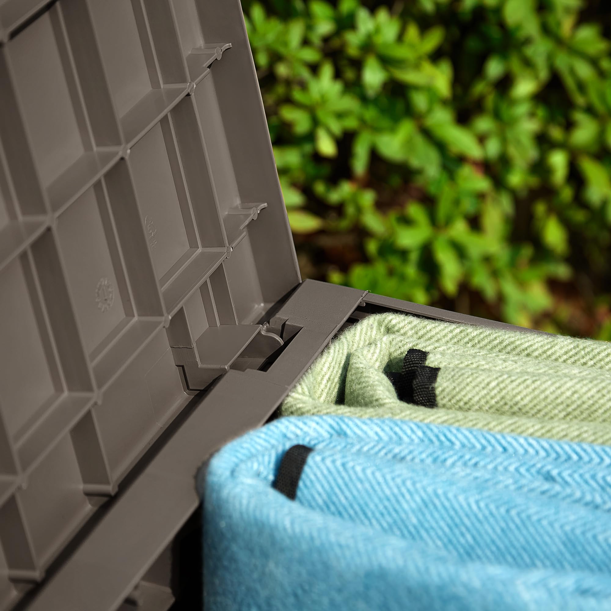 VonHaus Garden Storage Box - Outdoor Utility Chest Organiser – Weatherproof Plastic, Lockable Lid, Carry Handles, Compact & Portable – For Garden, Patio, Balcony, Decking – Grey (118L) — view 7