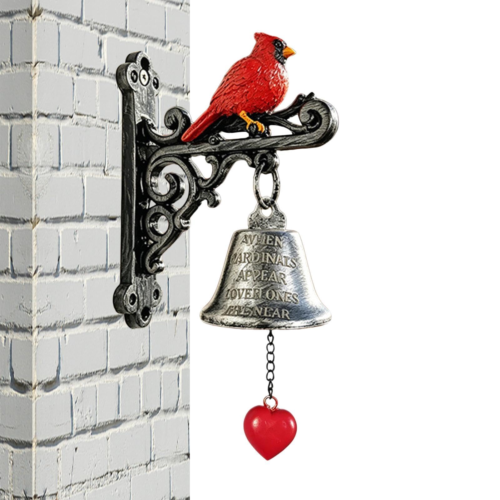 Sonnette de porte vintage oiseau rouge pour embellir l'entrée d'une maison de campagne