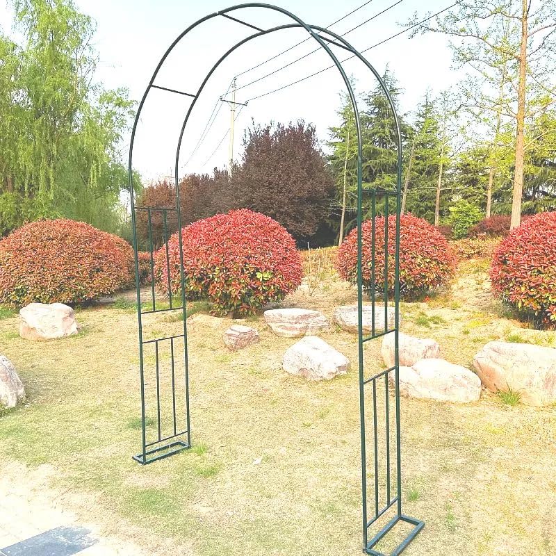 Arche de mariage romantique et treillis incurvé pour décoration extérieure