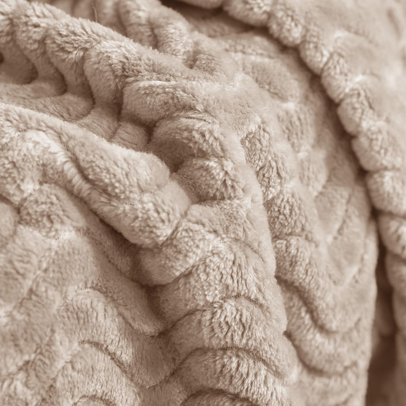 Manta de vellón color beige para sofá cama, supersuave y acogedora con textura de ondas decorativas, afelpada, liviana, para usar en todas las estaciones, 50 x 70 pulgadas 5