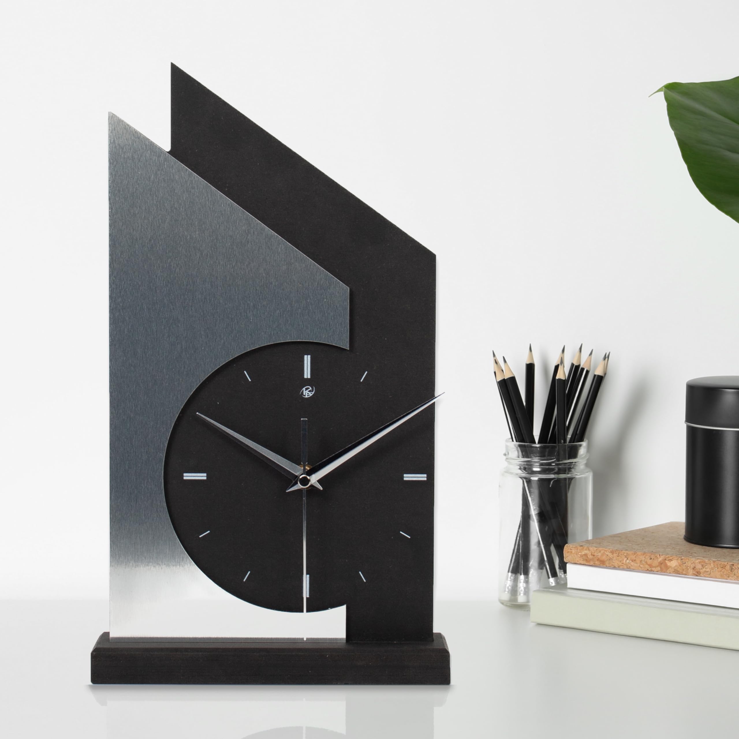 Kreative Feder Standuhr „Skyscraper“ aus Holz – Schwarze Tisch-Uhr mit silberfarbener Applikation aus gebürstetem Aluminium; Größe ca. 34,5x20x5cm (Applikation Alu Silber, leises Quarzuhrwerk)