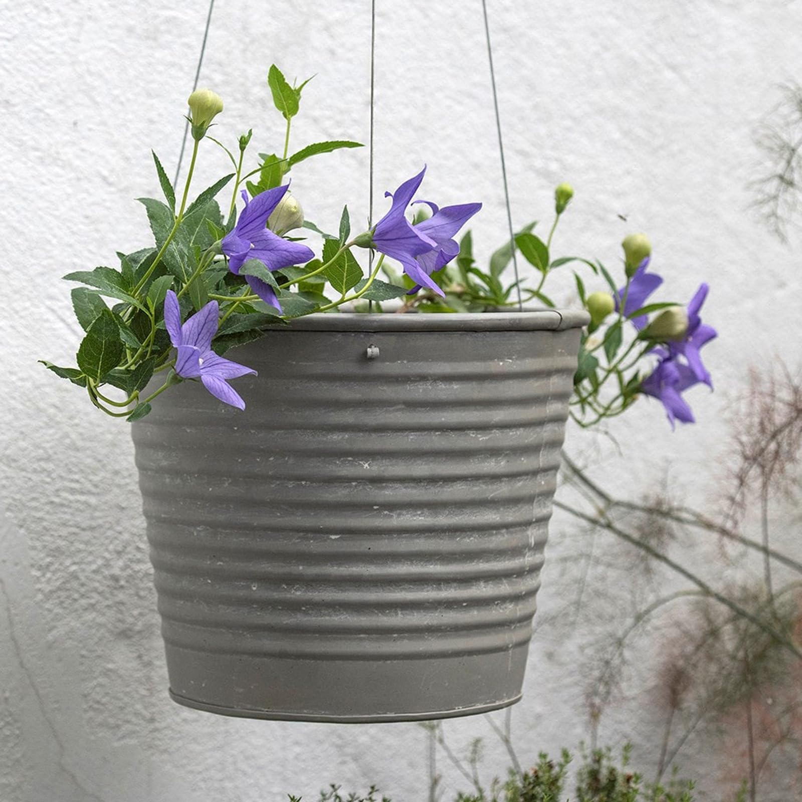 Crocus Silver Collection 22Cm Hanging Galvanised Metal Ribbed Planter Aged Zinc Outdoor Tree Plant Pots