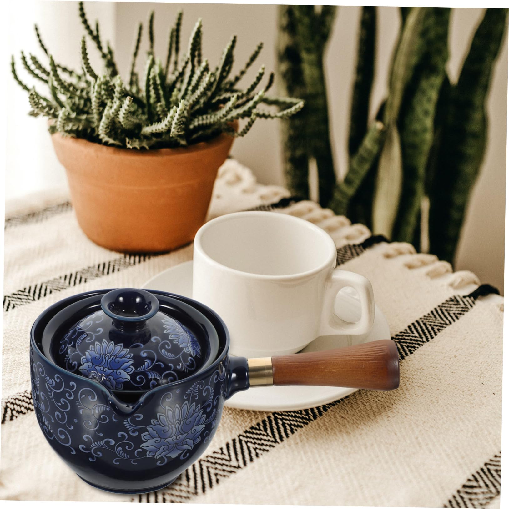 Tetera Giratoria China de Cerámica Asa Lateral 290 Ml | Color Azul Marino, Tapa de Madera, Diseño de Rotación 360 Grados, Uso en Mesa de Oficina y Escritorio