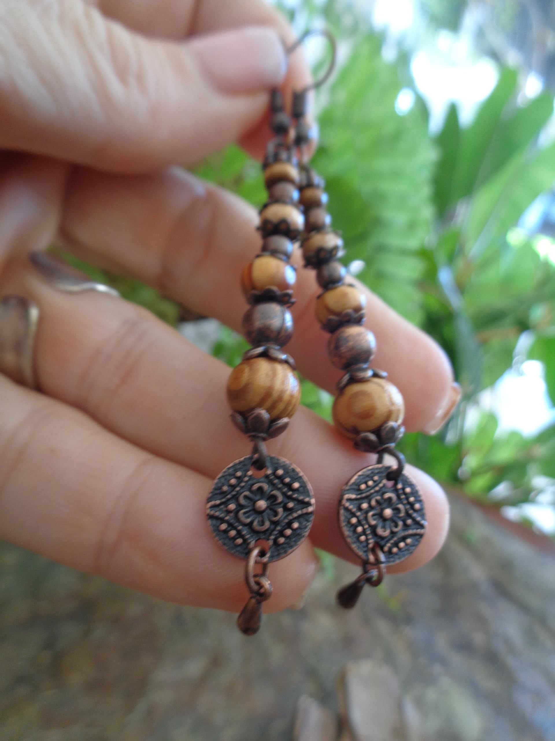 ⊹⊱✿❃ ORECCHINI LUNGHI CON DISCO FLOREALE E RADICE DI RAME E PENDENTI ❃ ✿⊰⊹ orecchini lunghi con perline di legno e pendenti nei colori del rame