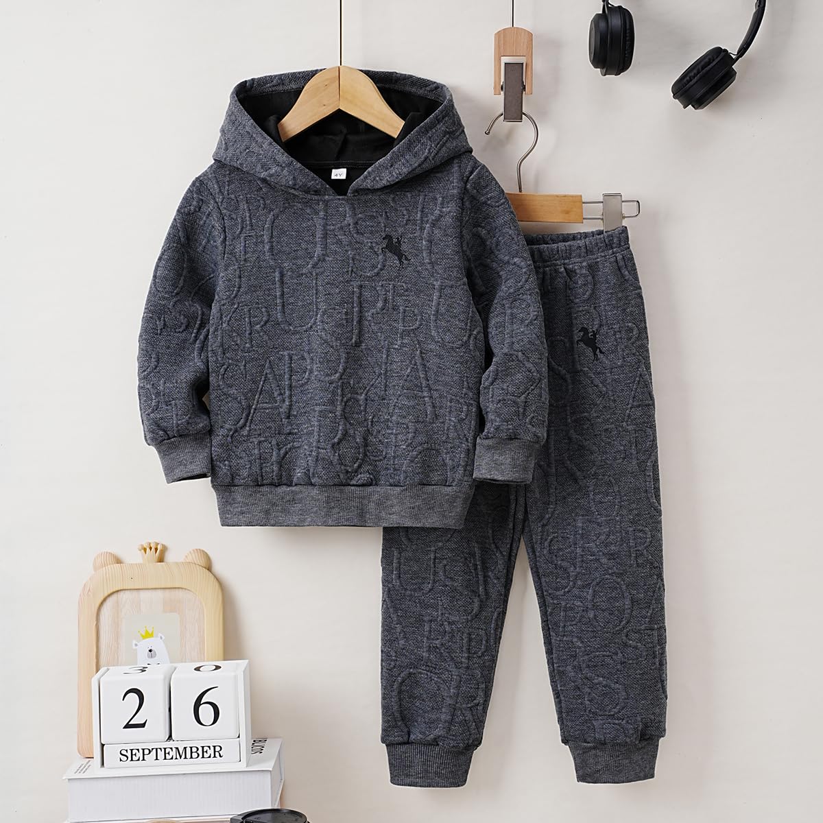 Conjunto de moletom com capuz e estampa clássica para meninos de 4 a 7 anos, 2 peças em promoção! Veja a oferta e mais achadinhos de Meninos 2 Hoje é o melhor dia para comprar Conjunto de moletom com capuz e estampa clássica para meninos de 4 a 7 anos, 2 peças com aquele preço maroto! Promoção! Aproveite a oferta! 2