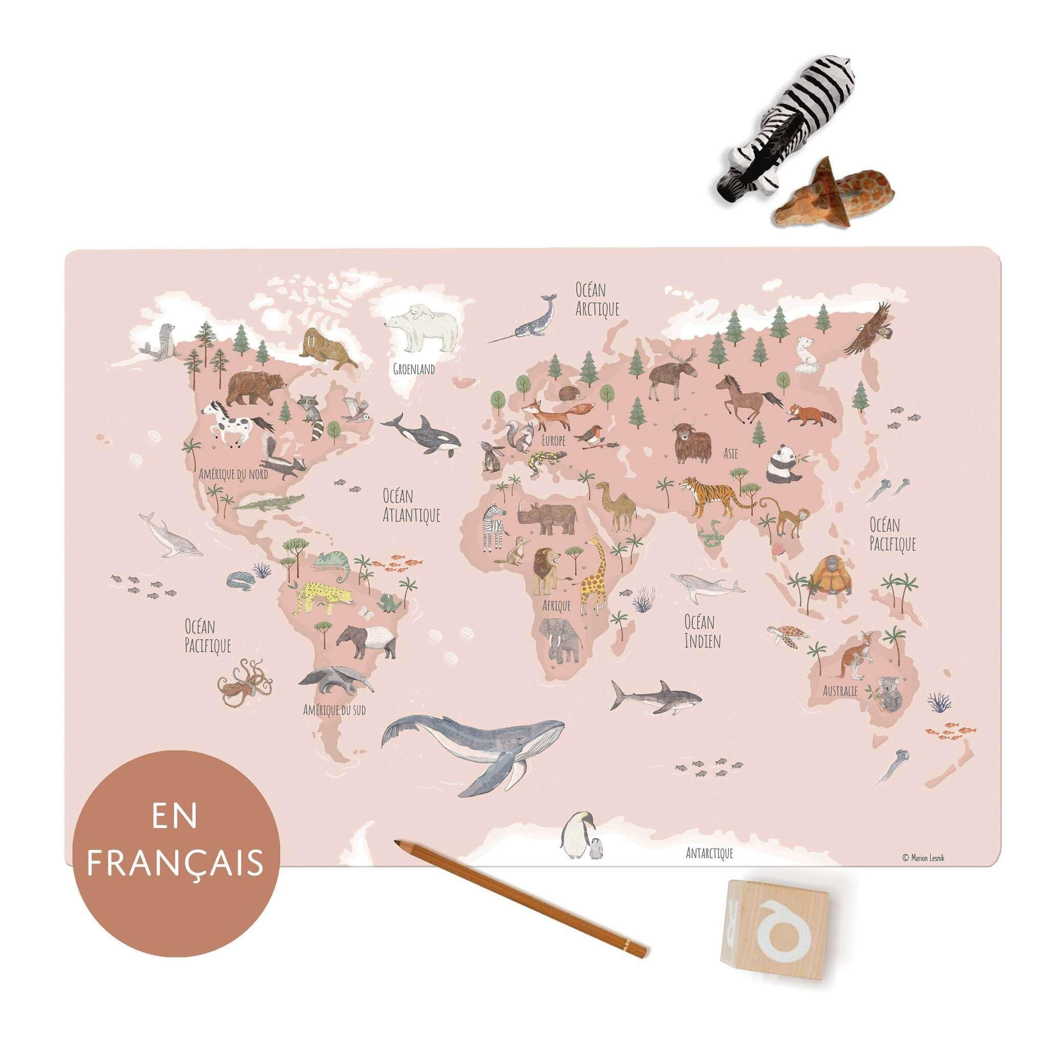 Sous-main pour enfants Carte du monde animaux rose français 60 x 40 cm vinyle