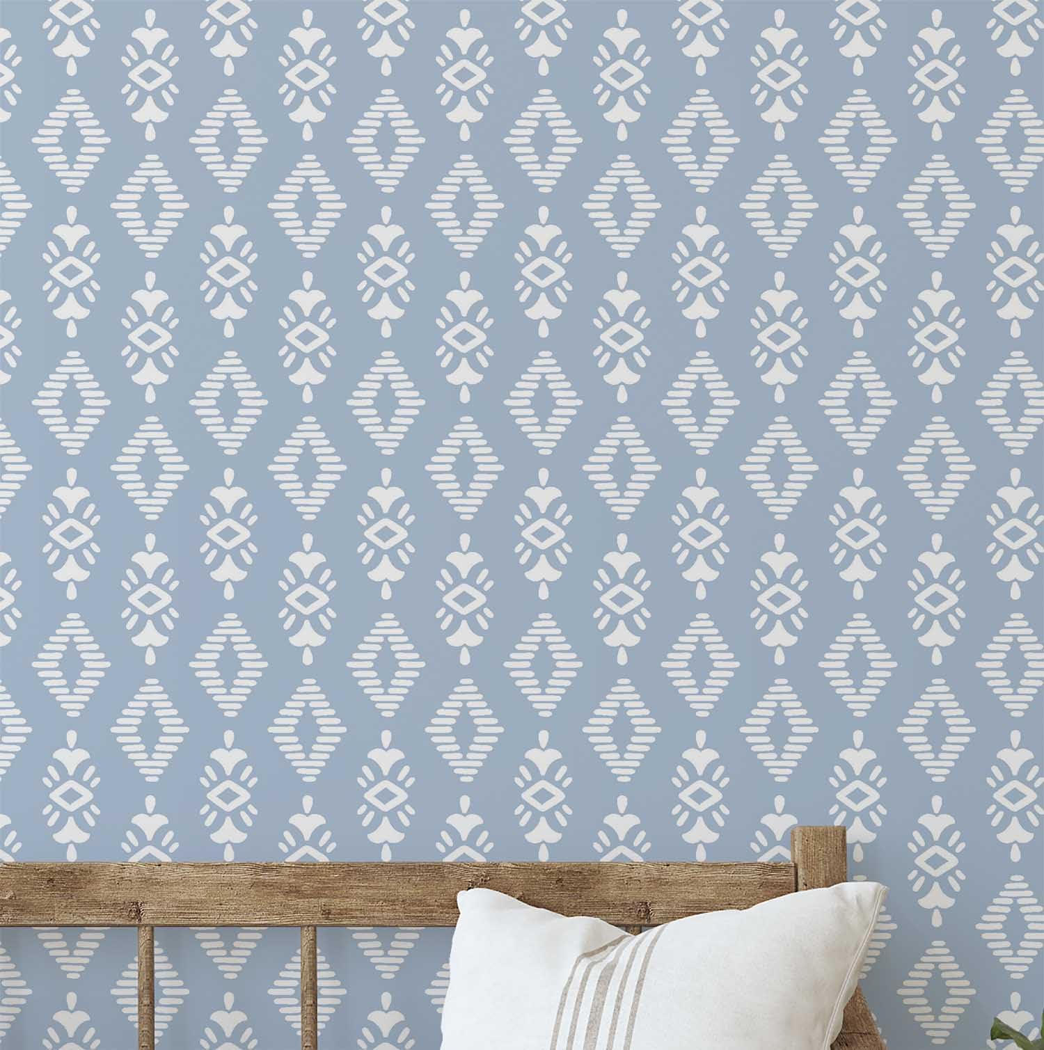 Papier peint bleu amovible pour rénover un mur de salle de bain facilement
