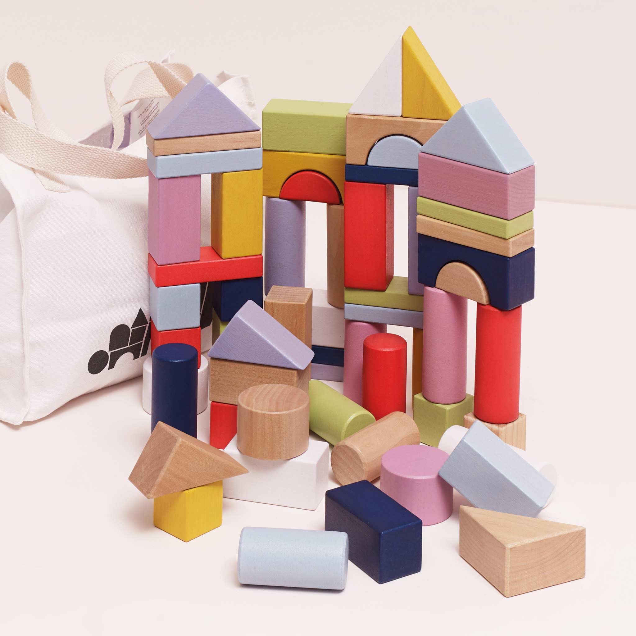 Le Toy Van Holzbausteine, Lernspielzeug, für Kinder ab 1 Jahr, Bausteine, Stapelklötze, umweltfreundlich, 60 Teile, Glatte Kanten, mit Brücken und Zylindern, Petilou