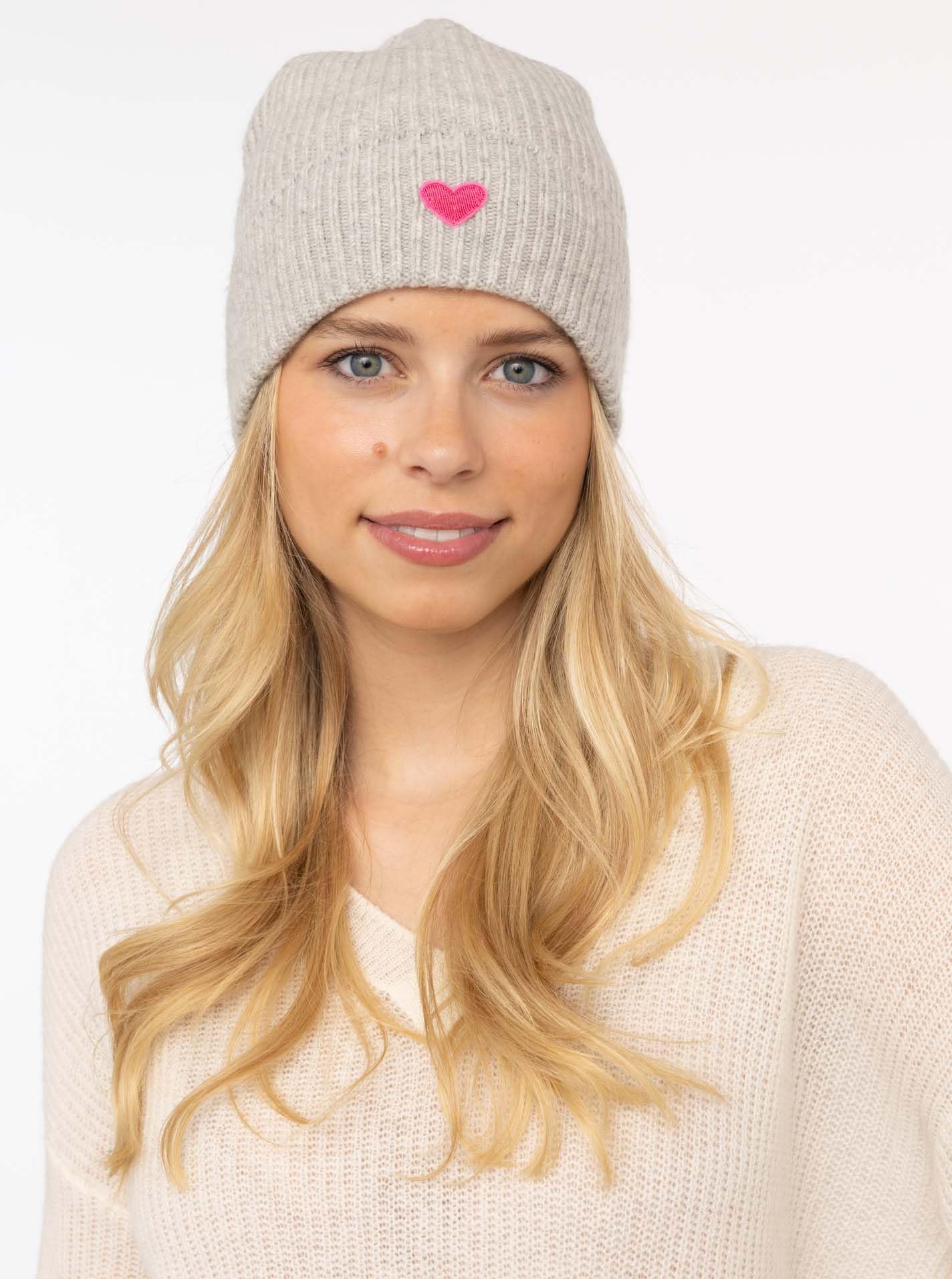 Zwillingsherz 100% Kaschmir Umschlag-Mütze mit Herz-Patch – Strickmütze – Hochwertige Wintermütze One Size – Weiche & warme Beanie für Damen – Premium Qualität für Herbst, Winter & Frühling