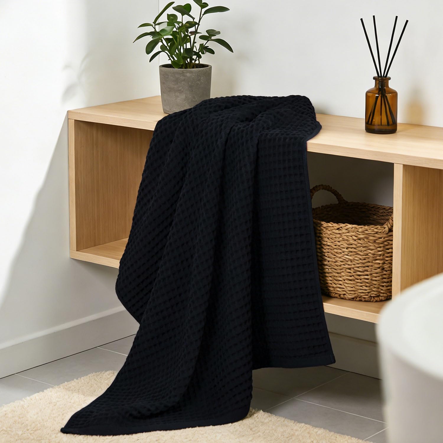 Lot de 2 Grandes Serviettes de Bain gaufrées – Coton Doux, léger – 100 x 150 cm – Grande Serviette de Bain pour Salle de Bain, Douche, Spa, Plage (Noir)