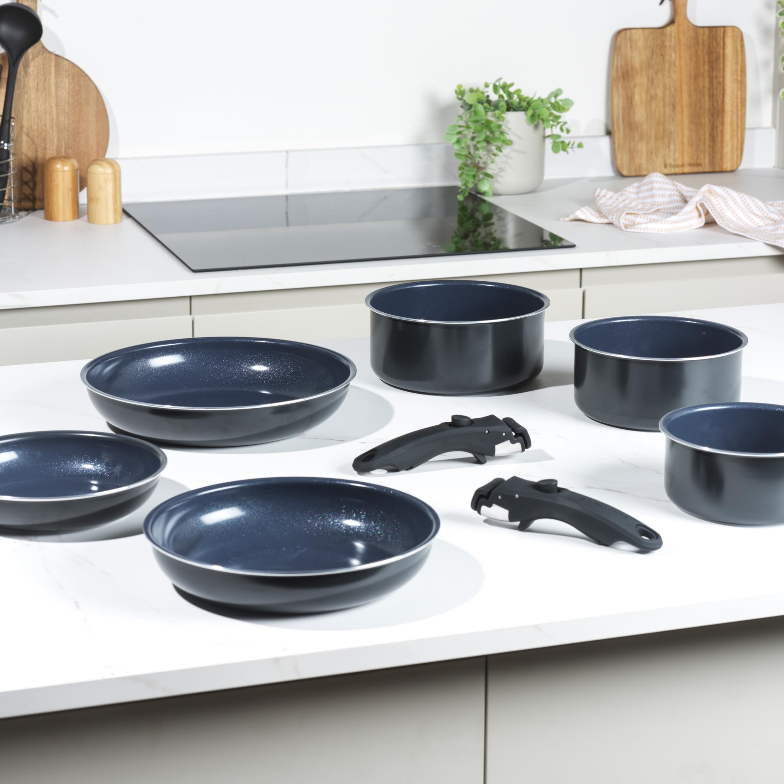 Russell Hobbs RH03321EU7 Smart Clip - Juego de ollas y sartenes de cerámica antiadherentes de 8 piezas con 2 asas desmontables, diseño apilable, sin PFAS, apto para horno de inducción, marino, azul