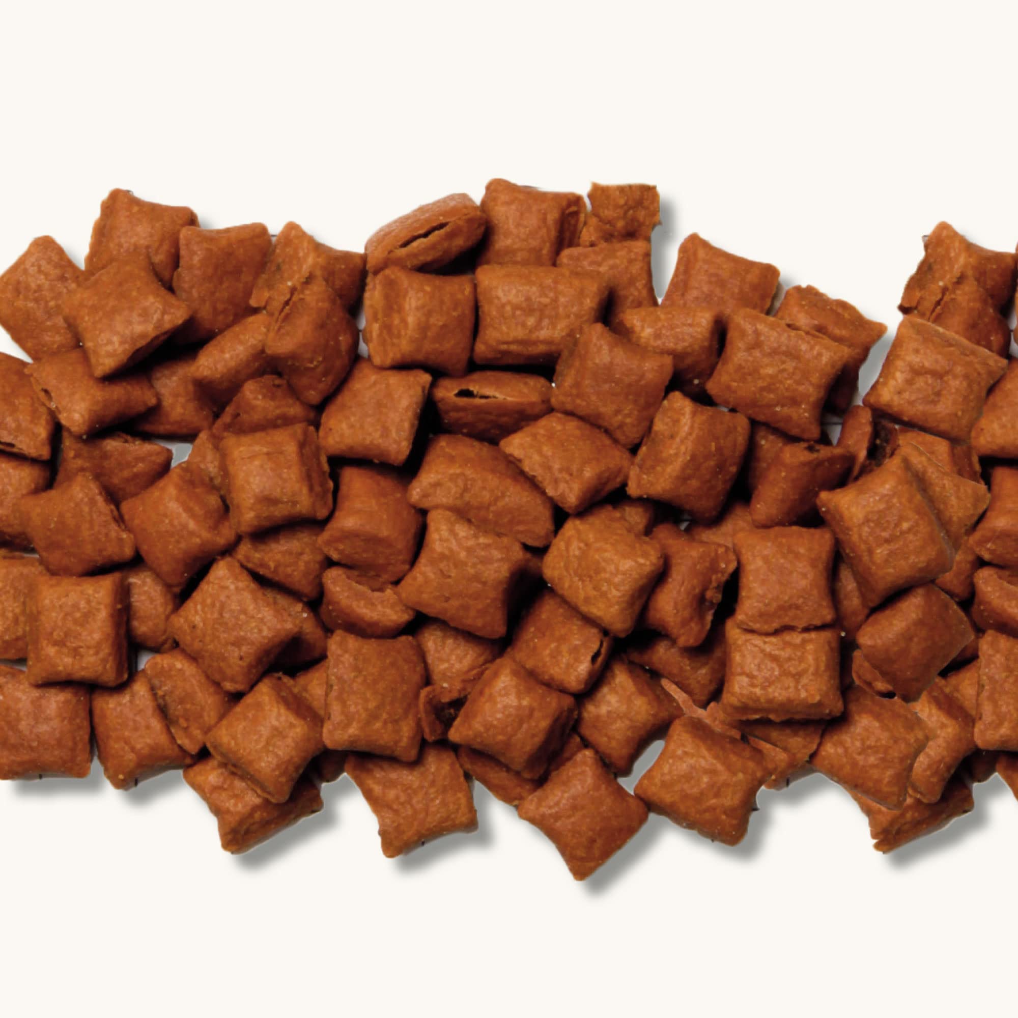 Beaphar Salmon bits Snacks para Gato - Sabrosas Bolas de Pelo de Malta con Sabor a salmón - Ingredientes Naturales - 35g