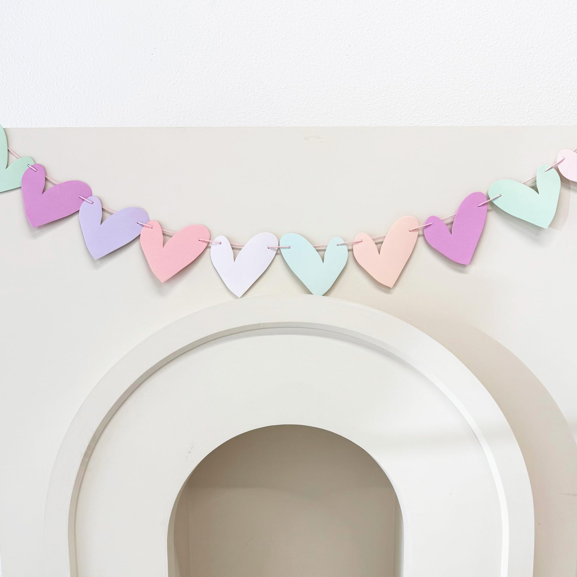 Guirnalda de corazón de papel bohemio para decoración del día de San Valentín, 16 corazones de conversación pastel para fiestas galentinas, pancarta de San Valentín preencordada de 11 pies hecha con