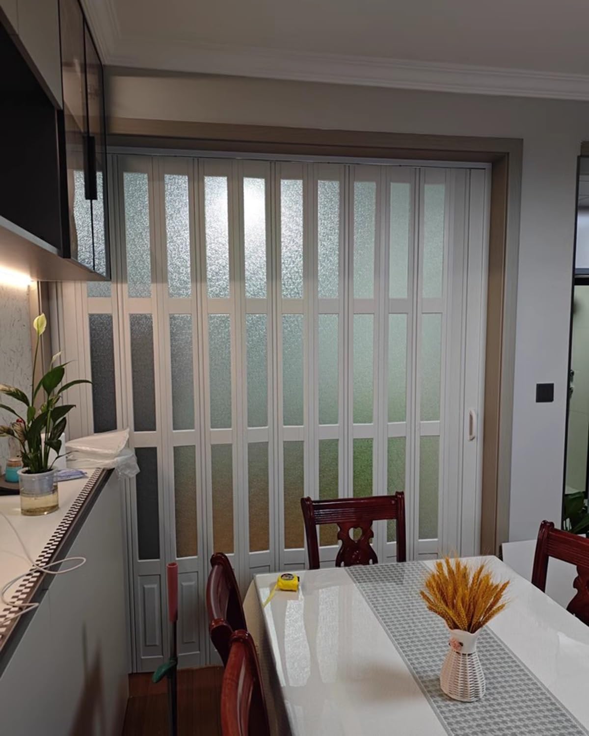 Portes pliantes accordéon avec fenêtre acrylique dépoli en bois blanc extra large