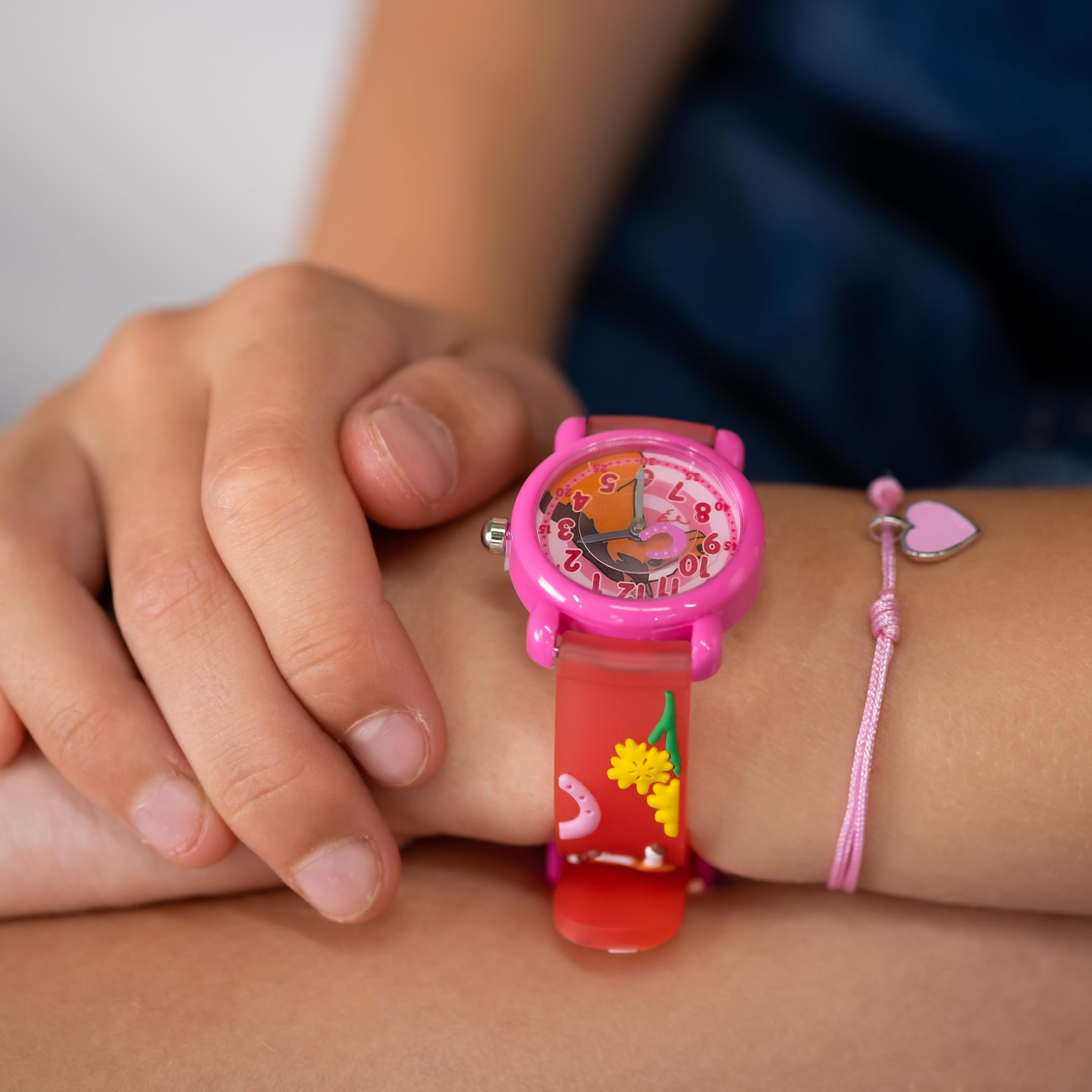 Herzengel zestaw zegarków dziecięcych z motywem konia – analogowy zegarek na rękę, wytrzymała obudowa z tworzywa sztucznego, miękki pasek, 27 mm, 3 ATM z pasującym nylonowym paskiem i piórnikiem,