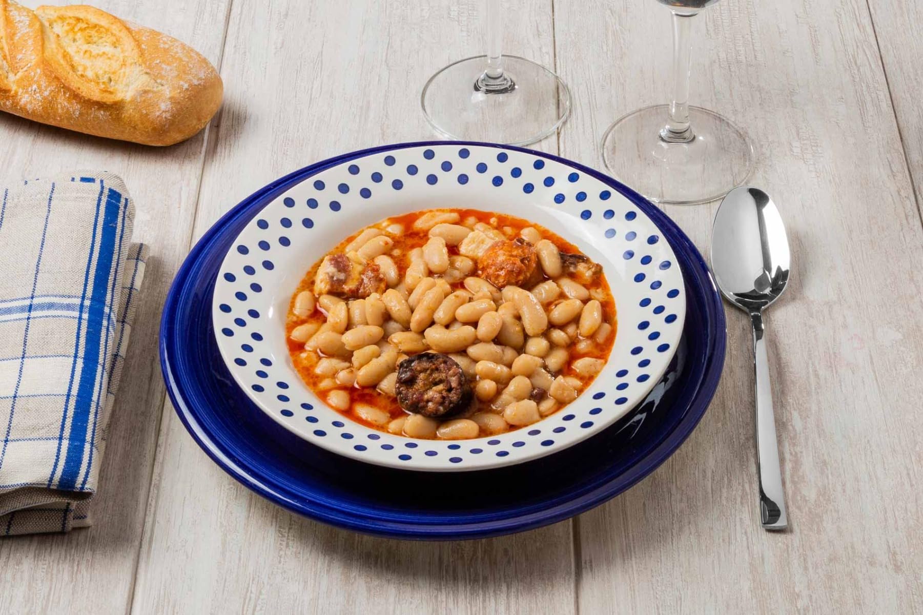 ARCOS Set di Posate da Tavola 24 Pezzi – Servizio Completo per 6 Persone con 6 Cucchiai, 6 Coltelli, 6 Forchette e 6 Cucchiaini da Dessert – Colore Argento, Serie Capri