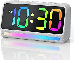 REACHER Despertador Digital com Alarme Super Alto, 5 Sons Divertidos para Acordar, Visor LED com 7 Cores e Brilho Ajustável, Ideal para Crianças, Adolescentes e Quartos