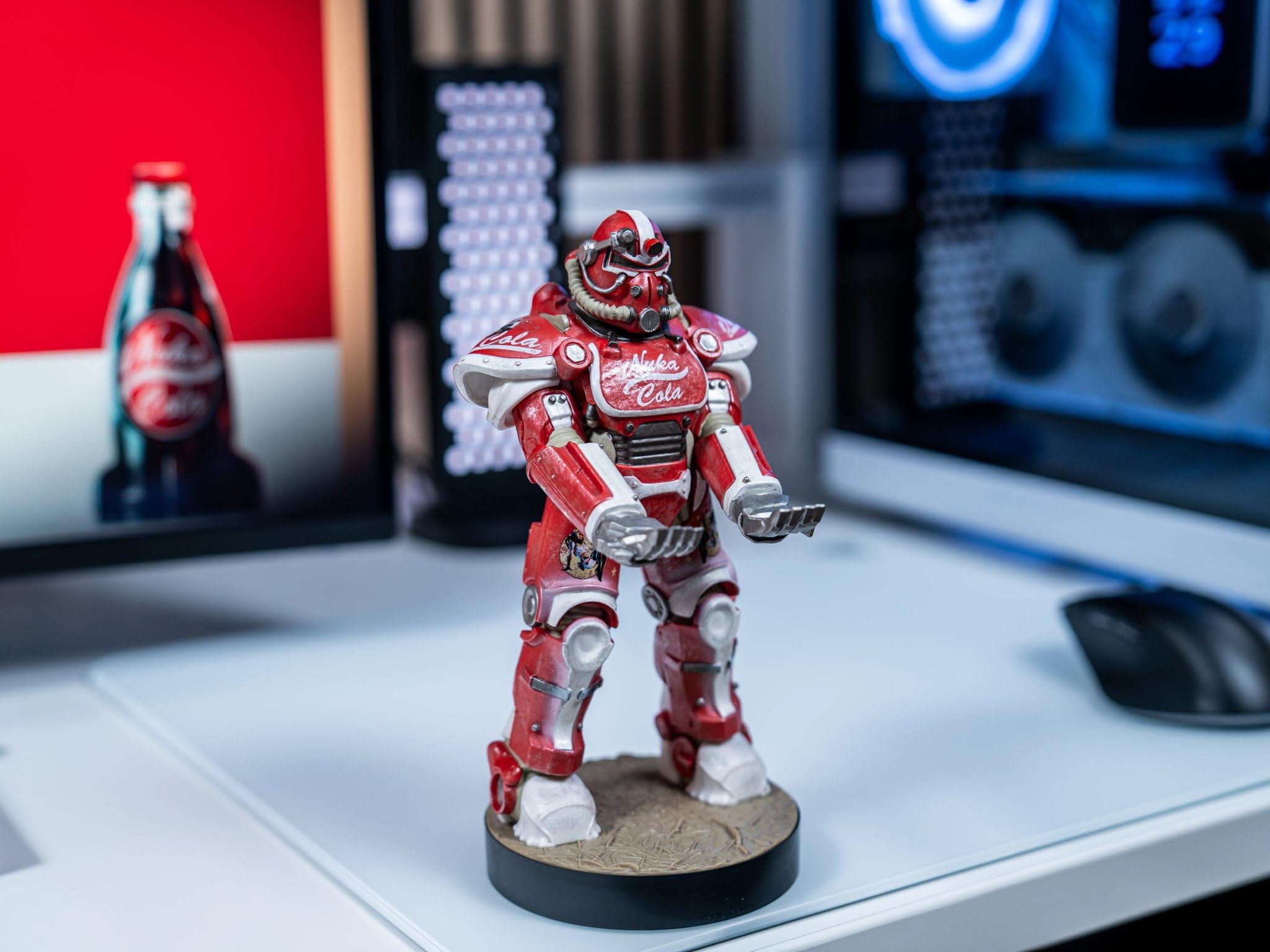 Cable Guys Fallout Nuka Cola Power Controller Holder & Phone Stand - Accesorios para Juegos para configuración de habitación y Escritorio, Soporte Compatible con Xbox, PlayStation & Controladores de