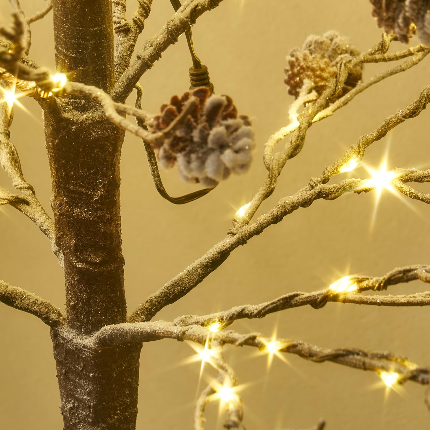 Fudios Beleuchteter Baum mit Tannenzapfen, Schnee staubt, 1,2 m, 200 LEDs, für Winterdekoration, künstliche Baumlichter, Stecker mit Timer