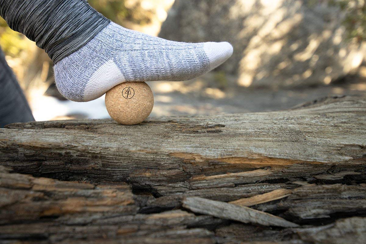 Pelota de masaje de corcho de viaje, alternativa ligera y sostenible a la bola de lacrosse para aliviar el dolor muscular (2.5 pulgadas (paquete de 1), corcho lijado)