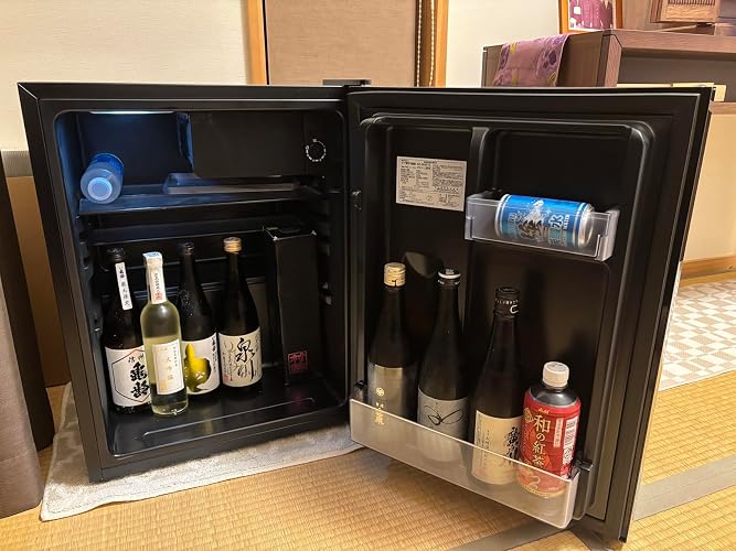 Amazon.co.jp: 一升瓶が入る お酒用冷蔵庫 (60L / 直冷式/ダーク