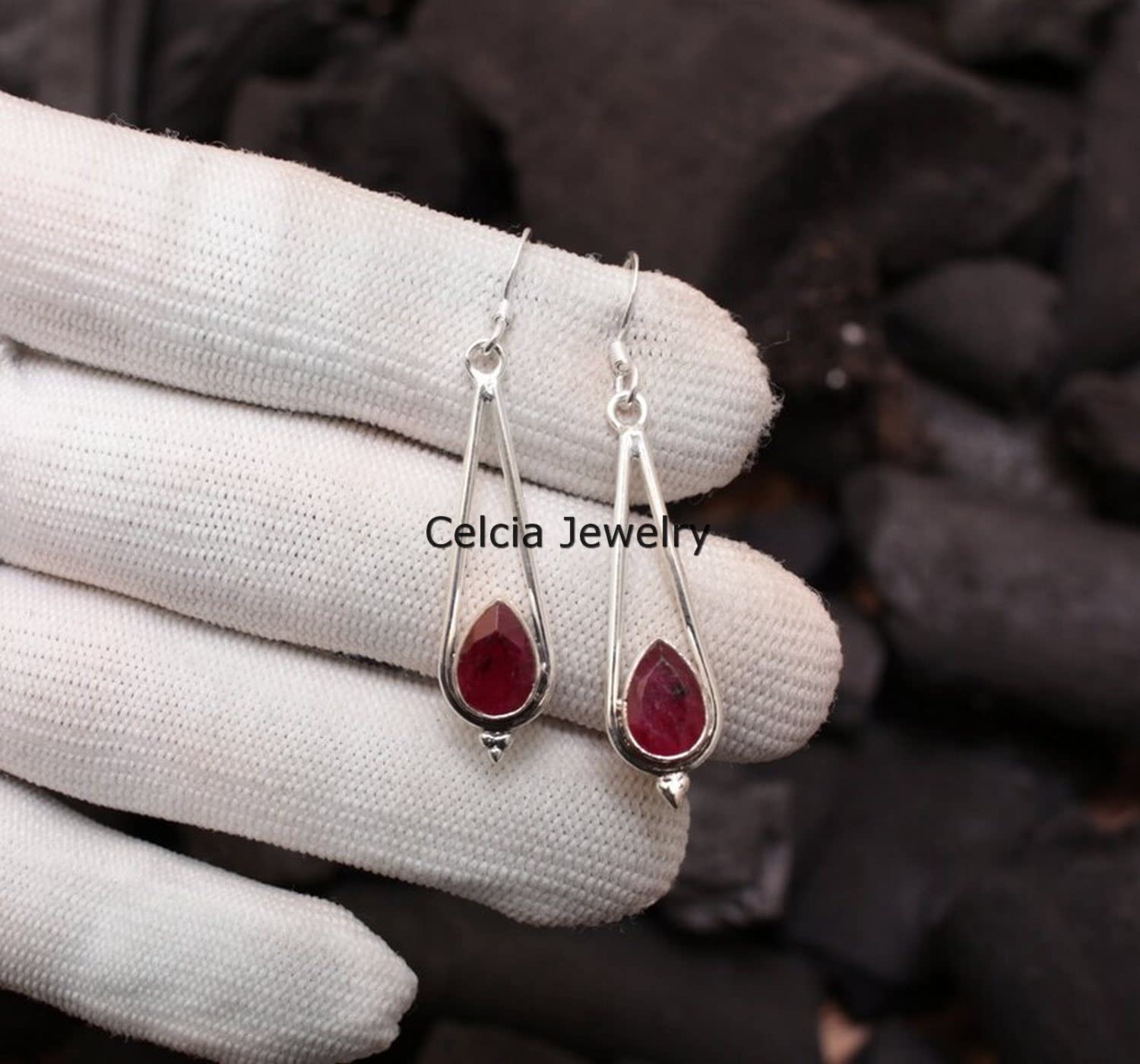 Pendientes colgantes de plata de ley 925 maciza para mujer, pendientes de piedra natal de julio hechos a mano únicos con piedra preciosa de pera facetada de rubí genuino