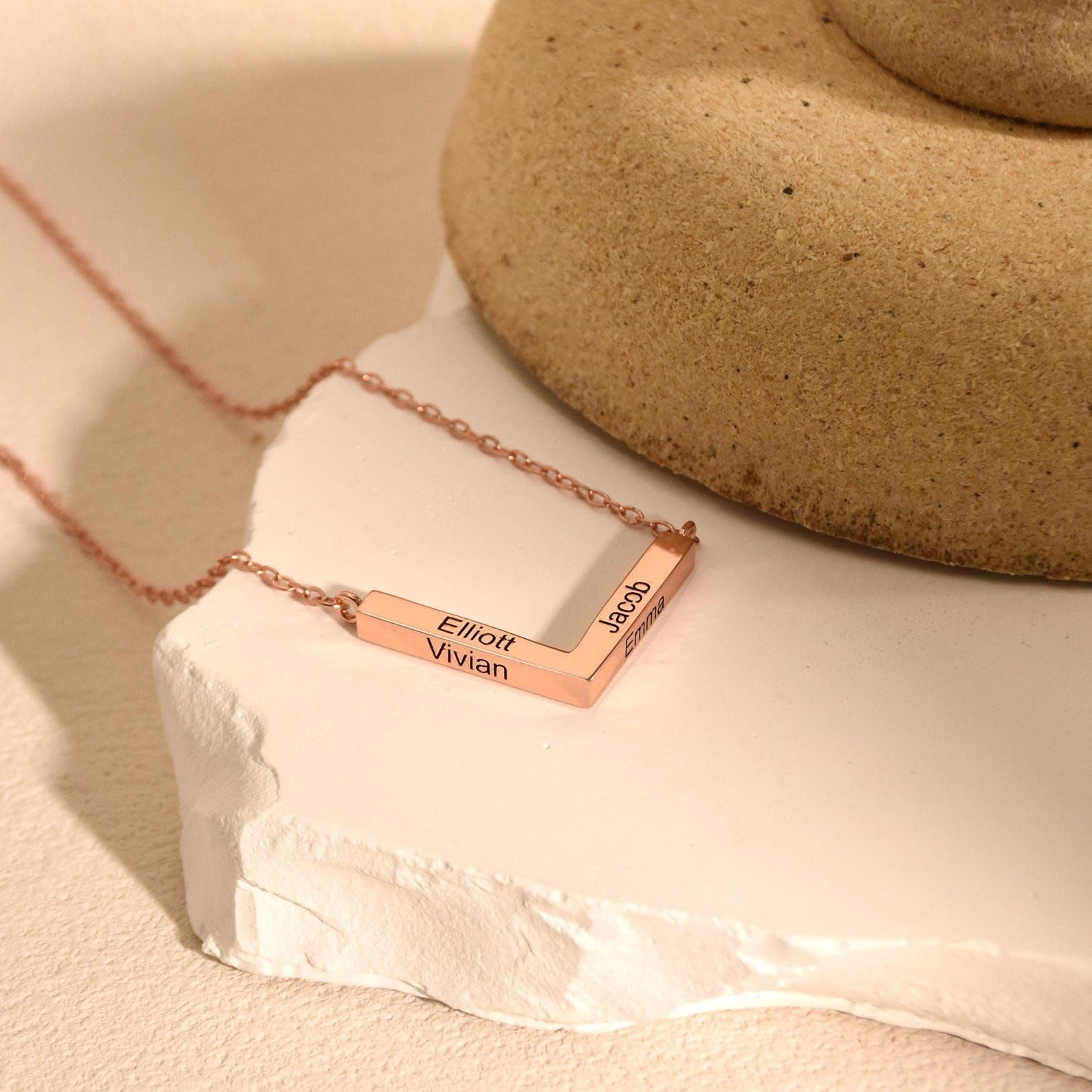 V forma collana con nome, su misura Chevron inciso coppia famiglia per lei