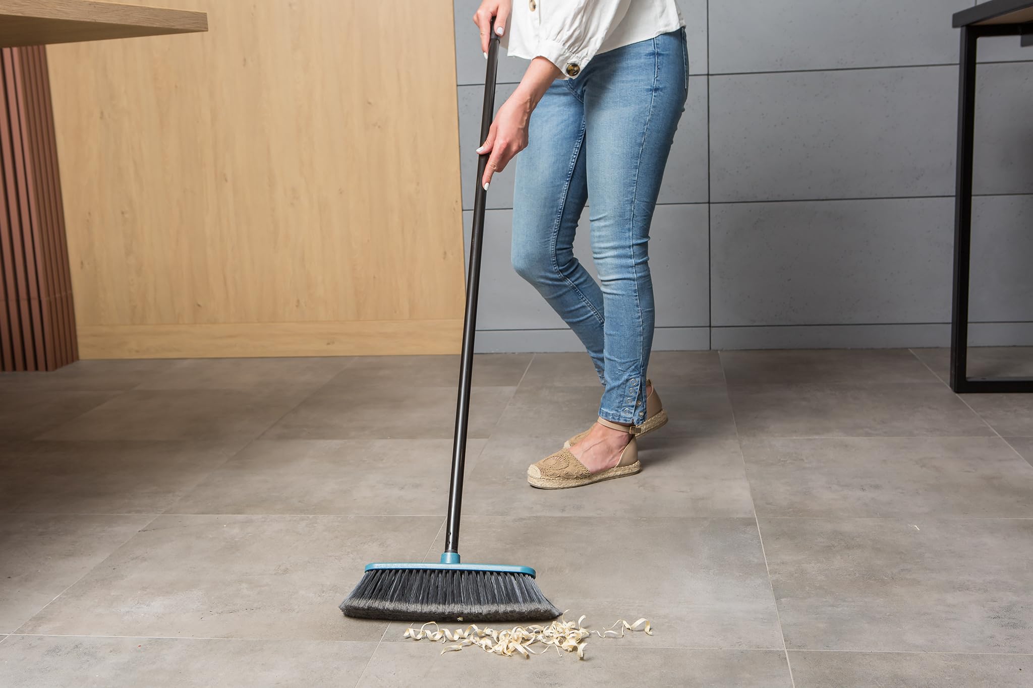 YORK ReSTART Scopa con Manico Lungo 120 cm Setole Fitte in Plastica Riciclata e Trucioli di Legno Spazzolone Ergonomico Larghezza 31 cm Blu e Legno