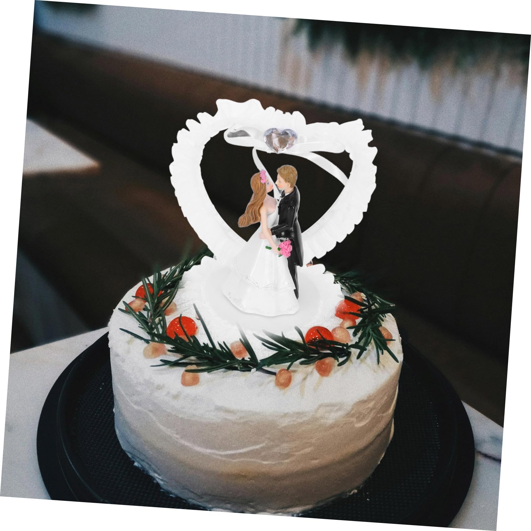 Romantische Hochzeitstortenfigur aus Kunstharz Brautpaar mit Herz Weiß für Kuchendekoration und Tischdeko zur Hochzeit