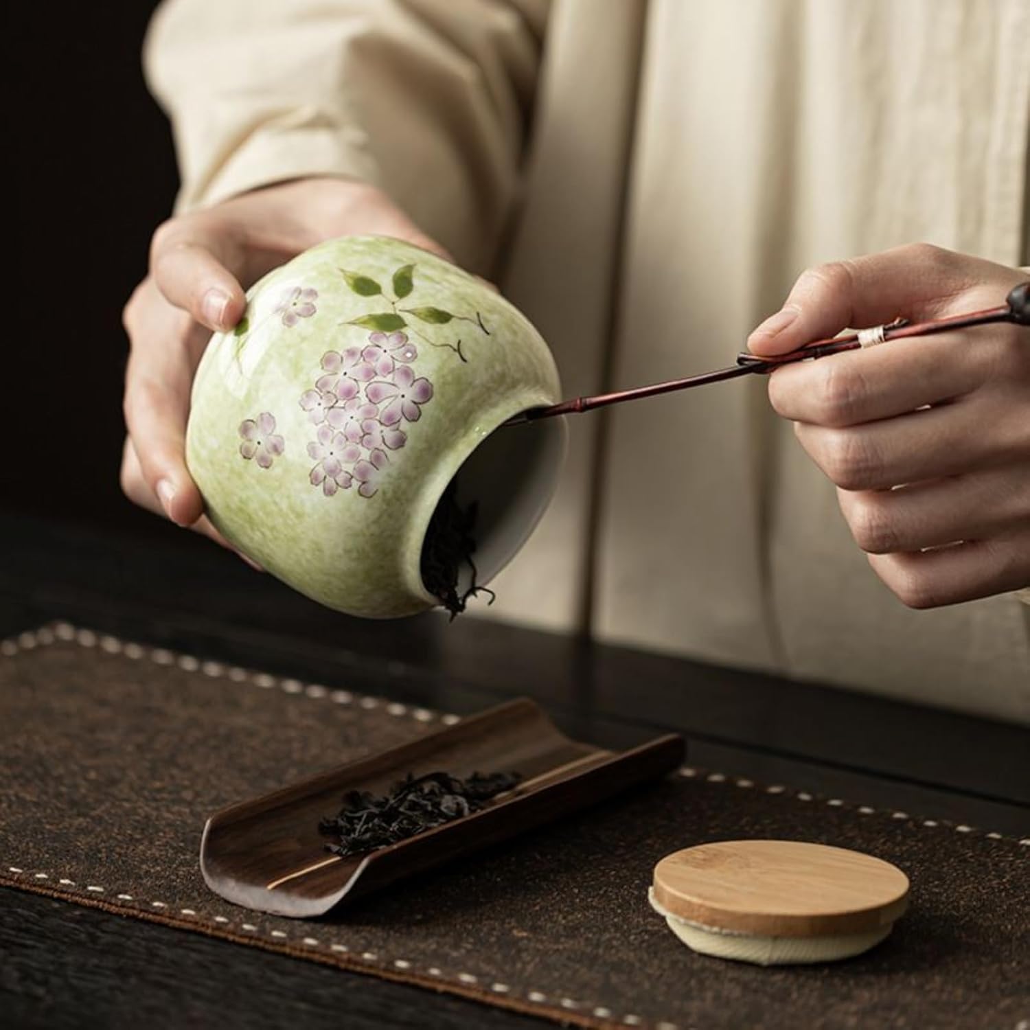 Hand-drawn Hydrangea Tea Caddy, 300ml 10.2oz, Household Ceramics Sealed Jar Portable Mini Tea Storage Jar
