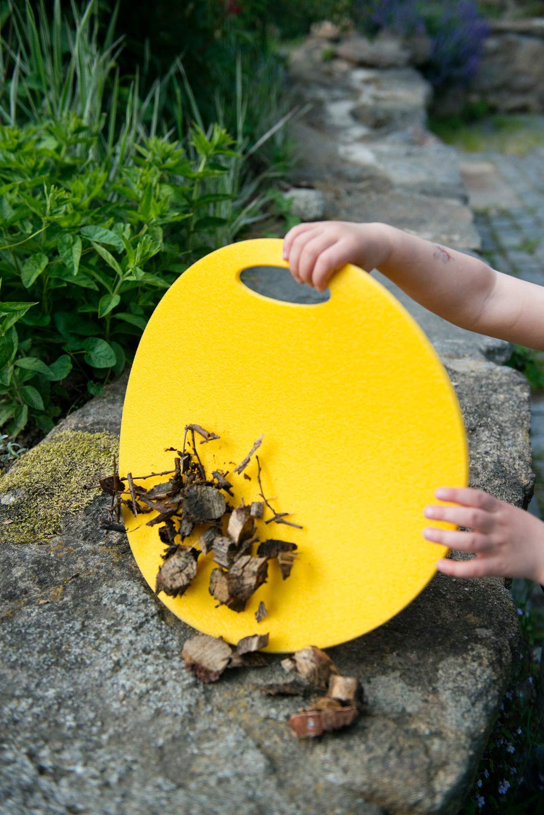 Yate Set 36 Stück Schaumstoff Outdoor Sitzkissen Kinder Sitzunterlage WASSERDICHT Rund mit Griff 35 x 35cm Regenbogenfarben für Kindergarten Morgenkreis, Schulen, Waldbühne