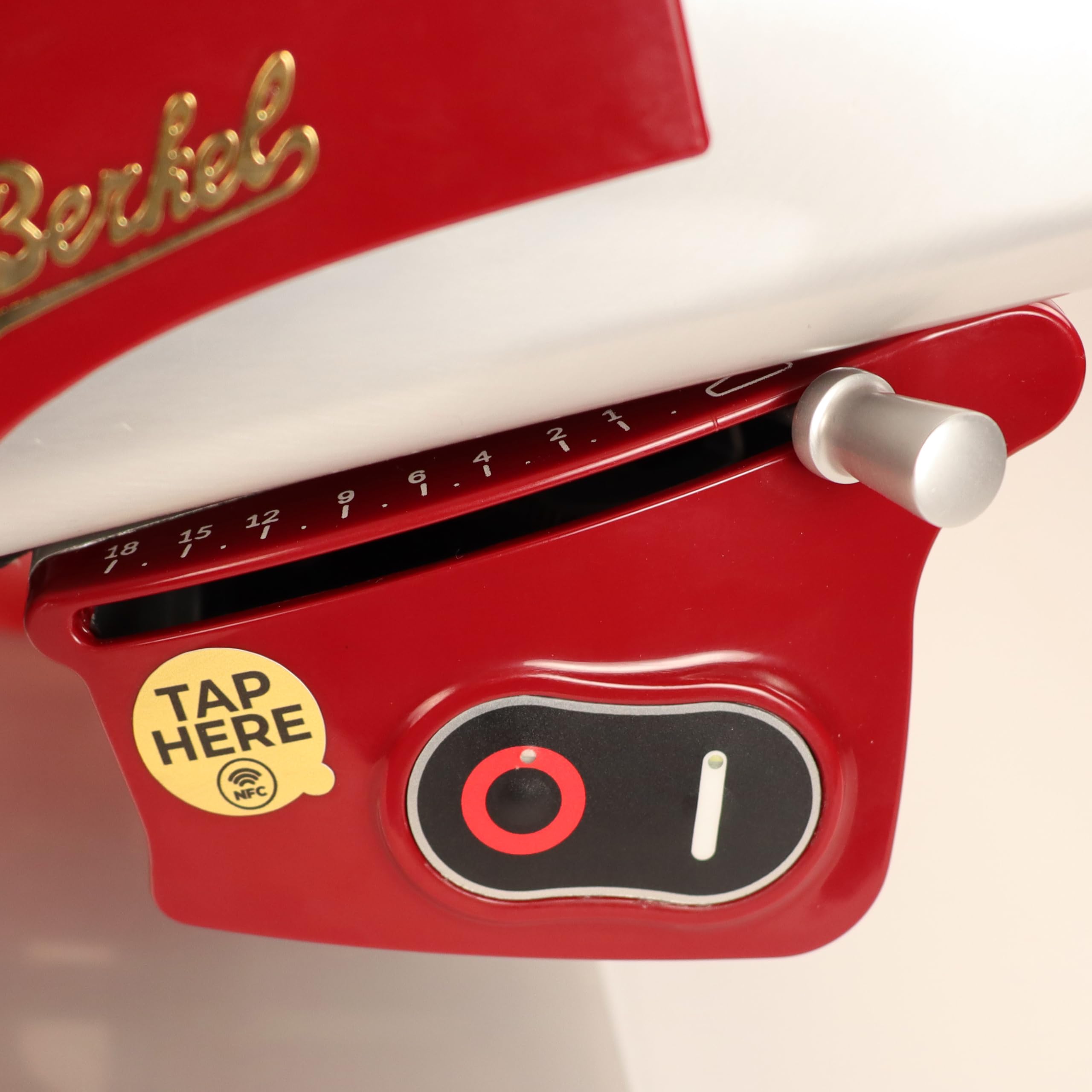 Berkel Aufschnittmaschine Home Line 200 Plus in rot - Küchenschneidemaschine inkl. Messerabnehmer und handgefertigtem Fassholzbrett Unikat - Sonderangebot