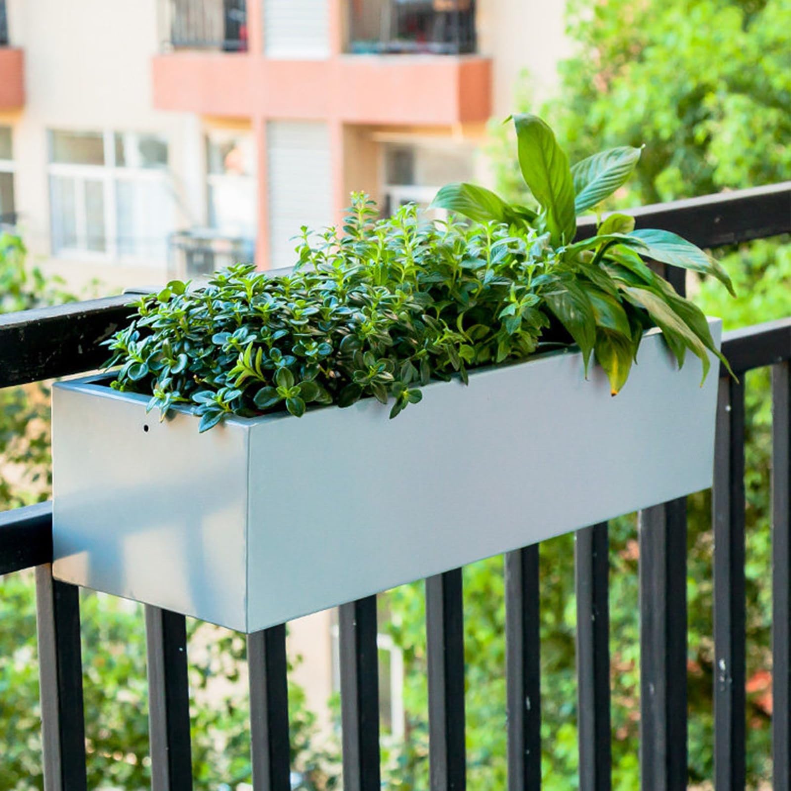 Wisząca donica na balustradę na balkon, metalowa skrzynka na kwiaty na zewnątrz ze wspornikami i drenażem, ogrodzenie okienne, pojemnik do sadzenia ziół i warzyw