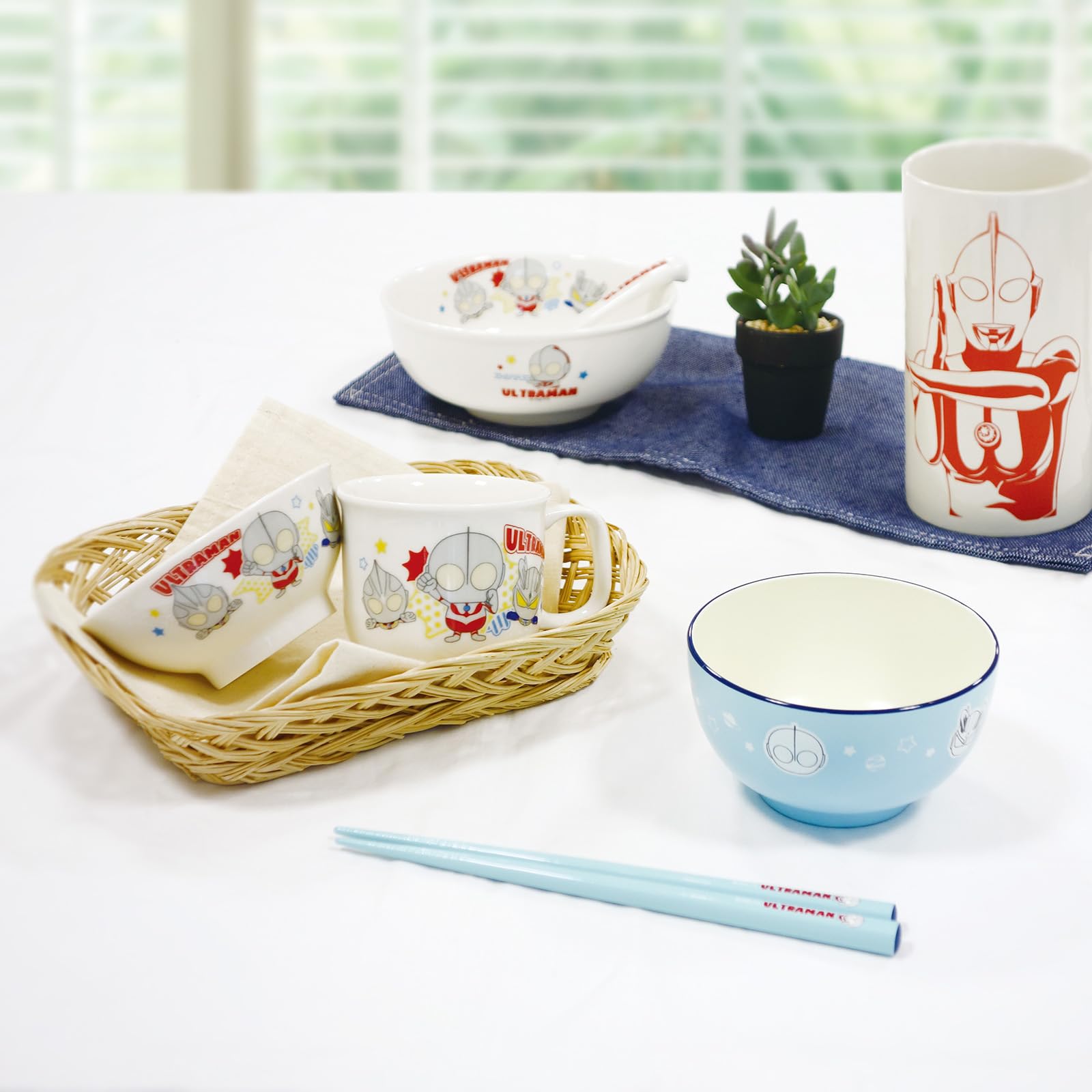 ウルトラマン　一輪立て　レトロ　陶器 ウルトラマン 一輪立て レトロ 陶器 陶器製 こども茶碗（帰ってきた