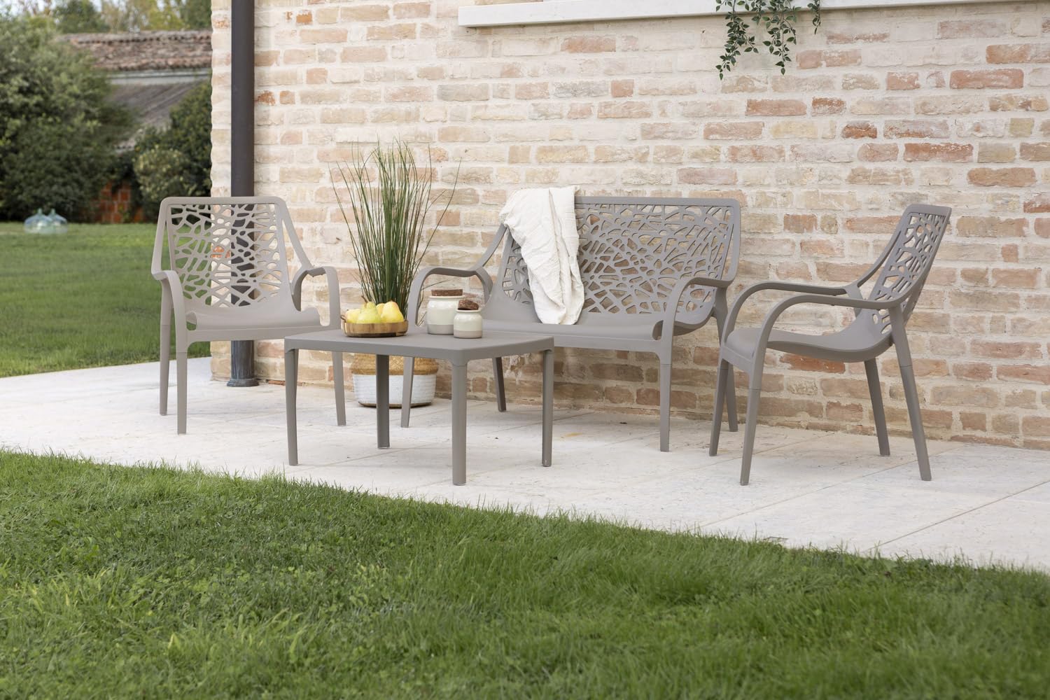 Set / Salón de jardín y exterior en polipropileno con fibra de vidrio de 4 plazas, Sofá de dos plazas, 2 Sillones y Mesita, apilable, impermeable, diseño moderno - Set Maratea (Tortora)