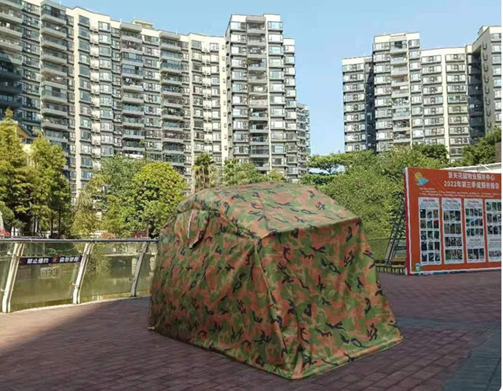 Półautomatyczny pokrowiec na motocykl z trwałą stalową ramą Wodoodporna szopa na rowery Oxford 600D (Camouflage 136 * 71 * 75in)