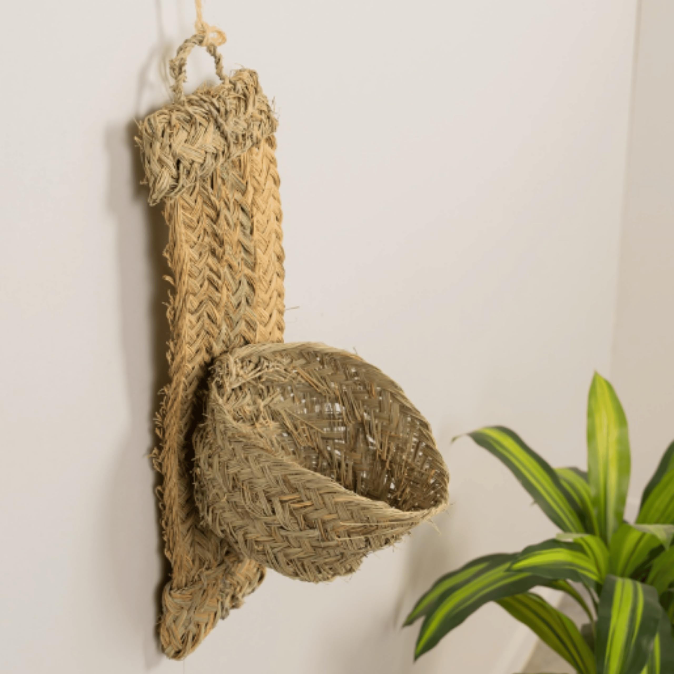 Cestería Aparici - Macetero Colgante de Esparto Natural para Plantas de Interior y Terraza. Cesto Artesanal de Pared para Decoración Rústica y Cocina. (Modelo Matoi, Ref. 4402).