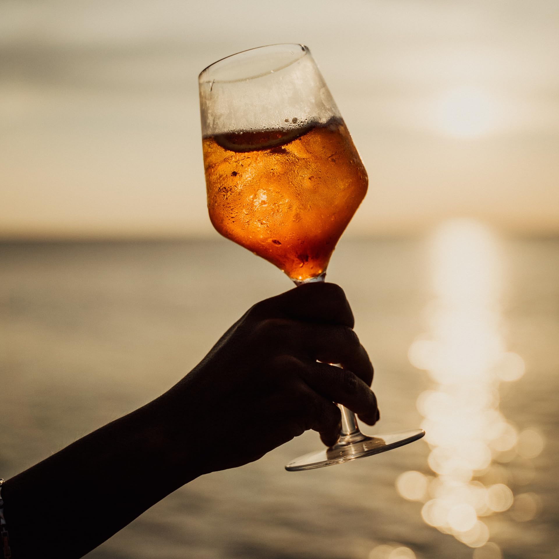 AIOS Set mit 6 Tritan-Kunststoff-Weingläsern, große Stielgläser für Aperol Spritz & Hugo Spritz, bruchsicher, BPA-frei, spülmaschinenfest, Weinspritzer, Cocktailgläser, Fassungsvermögen 470 ml