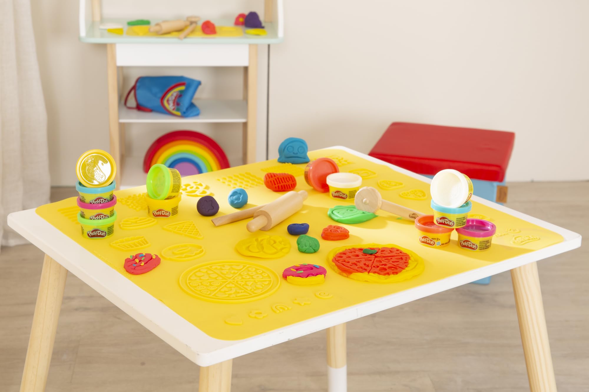 roba x Play-Doh Kit Durable pour Activités Créatives - Tapis de Modelage 3D Géant, 12 Pots de Pâte à Modeler, 3 Outils en Bois FSC - Cadeau Éducatif Prêt à Jouer - pour Enfants Dès 3 Ans
