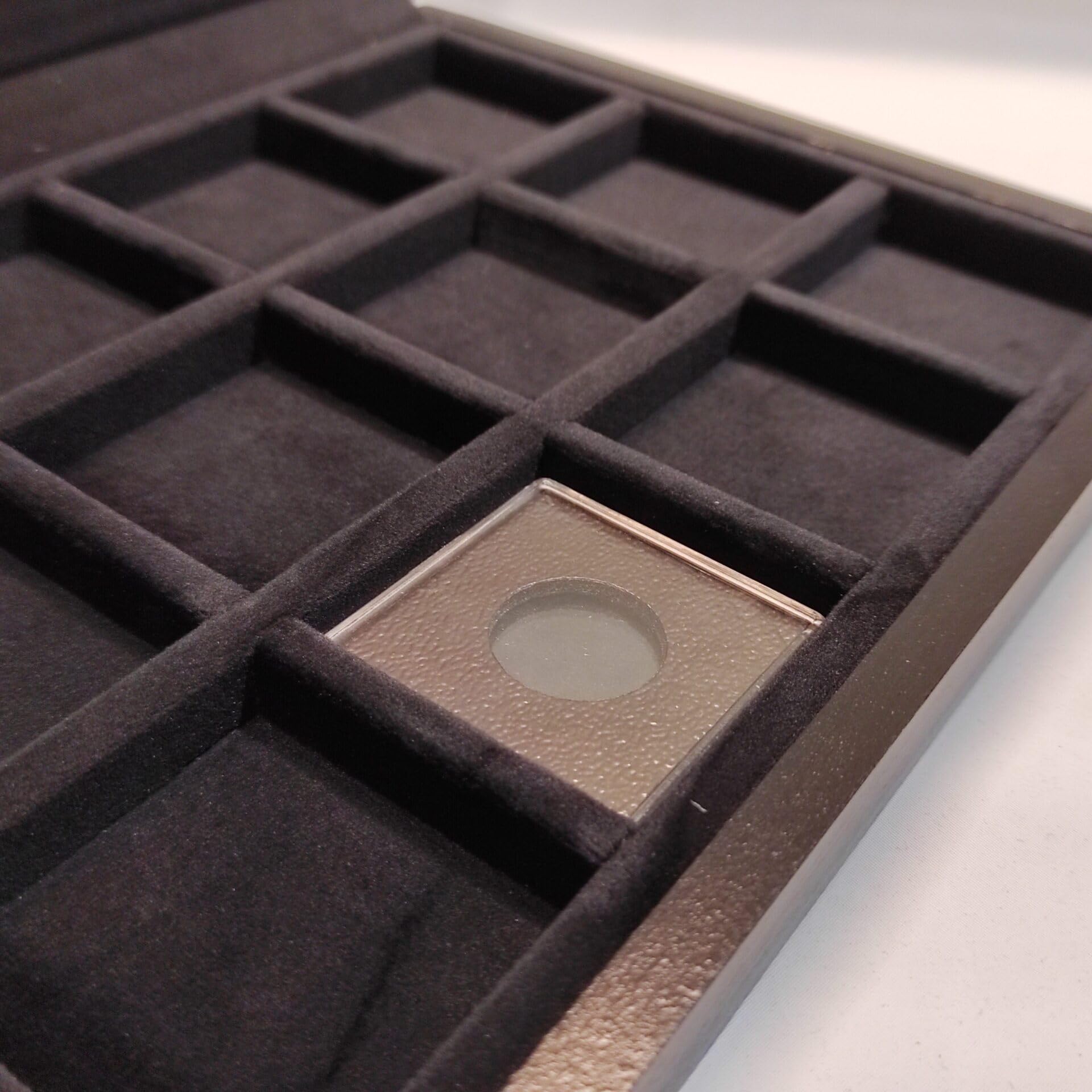 Caja para monedas de colección en madera con escudo real del Reino Unido, 12 compartimentos para cápsulas Quadrum, terciopelo negro, hecha a mano en Italia