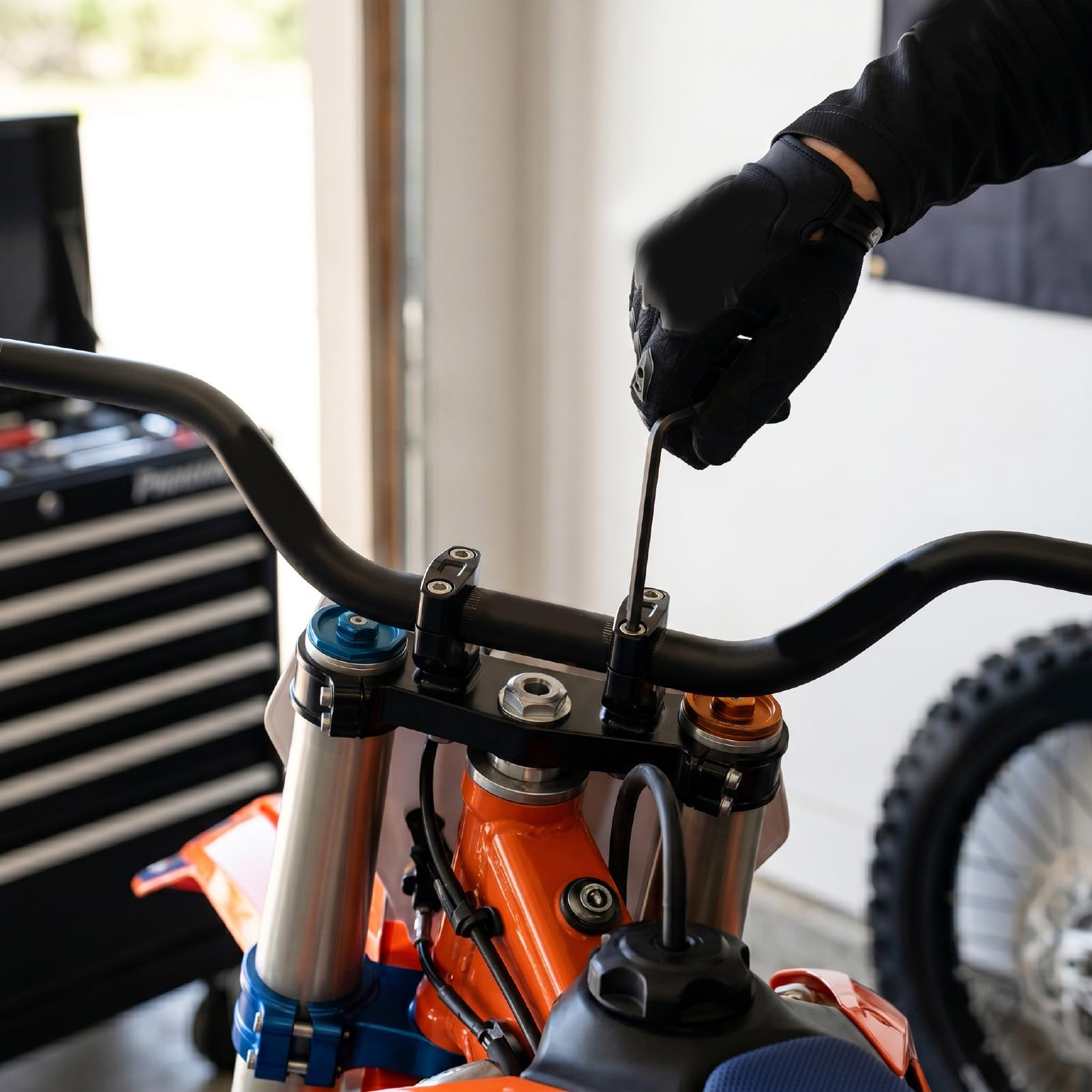 Generic Kierownica Motocykla o średnicy 22 Mm, Antypoślizgowa, Wykonana ze Stopu Aluminium Obrabianego CNC do Skuterów Elektrycznych i Motocykli