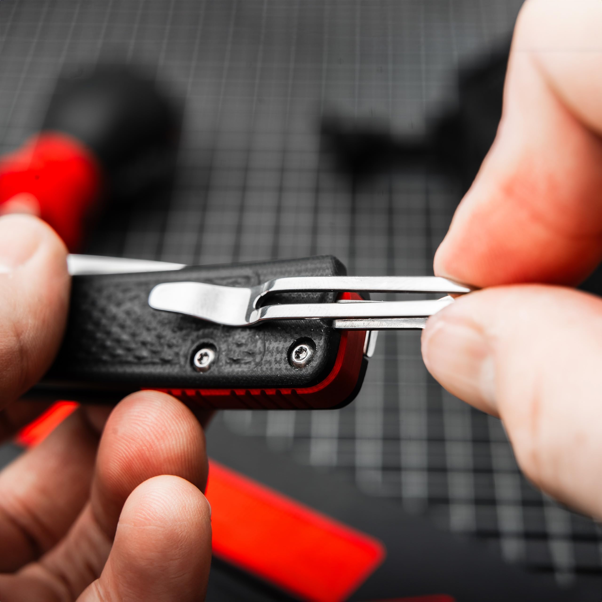 BÖKER PLUS Fire Ant Black - Premium Flipper Taschenmesser mit Detent Ball - leichtes Klappmesser 42a konform - EDC Messer mit Clip & Pinzette - Droppoint Faltmesser