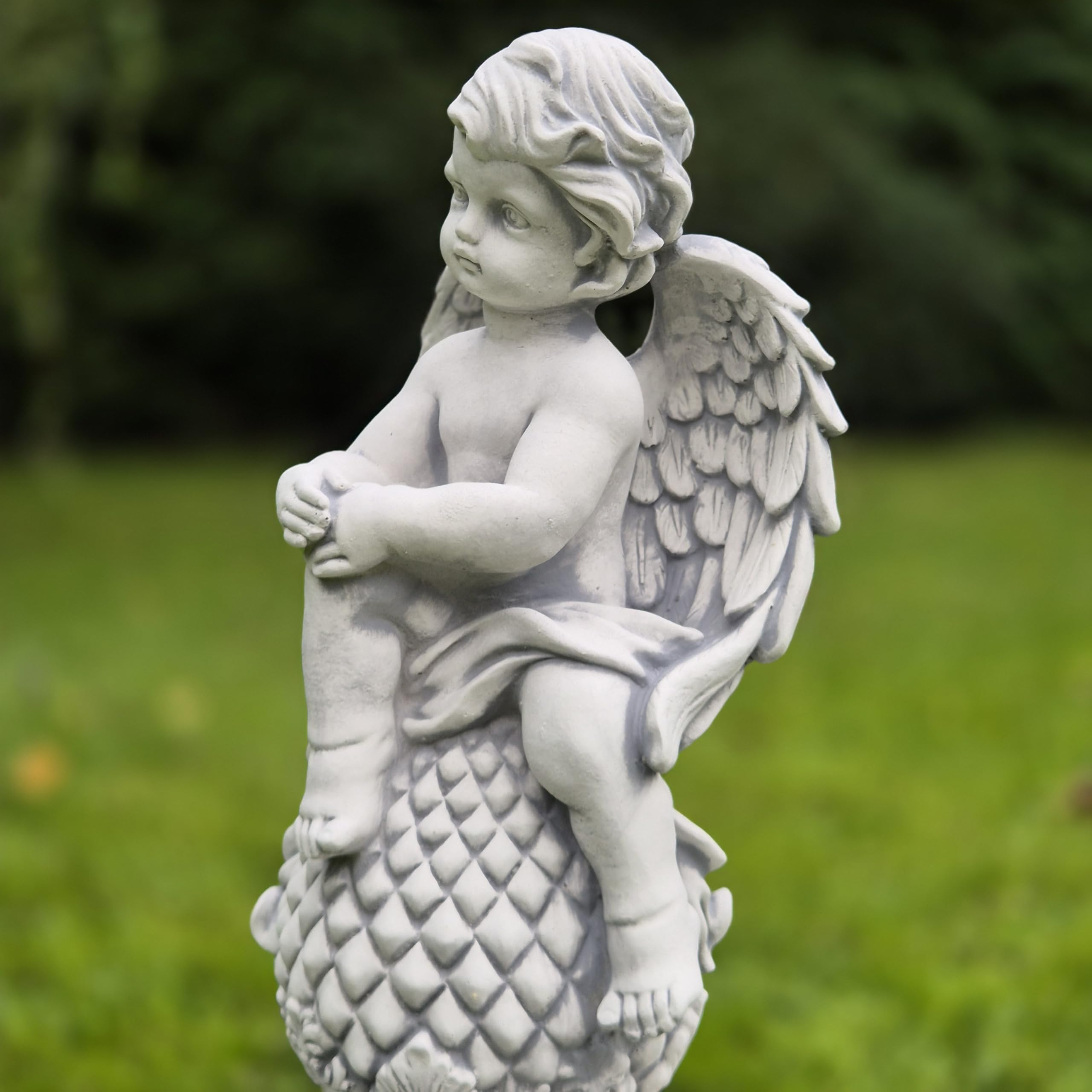 Figurka anioła na kulce – 38 cm, 7 kg – ręcznie malowana w kolorze szarym – z odlewu kamiennego, odporna na warunki atmosferyczne i mróz – dekoracja ogrodowa, anioł, figurka anioła na zewnątrz