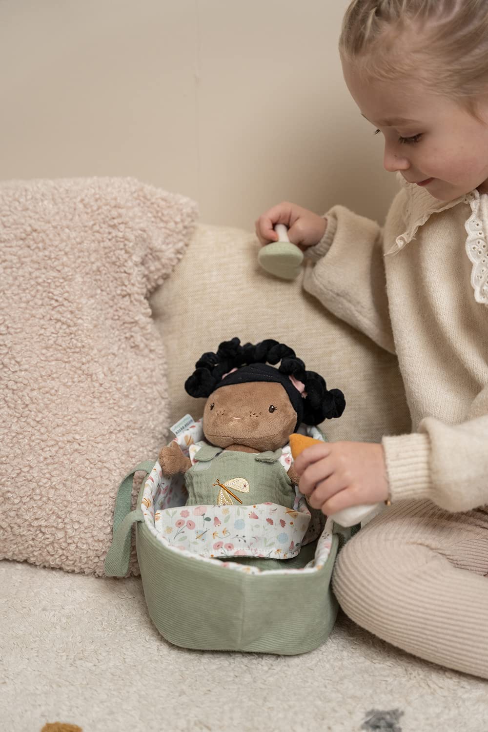 Little Dutch Stoffpuppe Babypuppe im Tragekorb mit magnetischem Schnuller und Trinkflasche und viel Zubehör Evi grün - Flowers & Butterflies