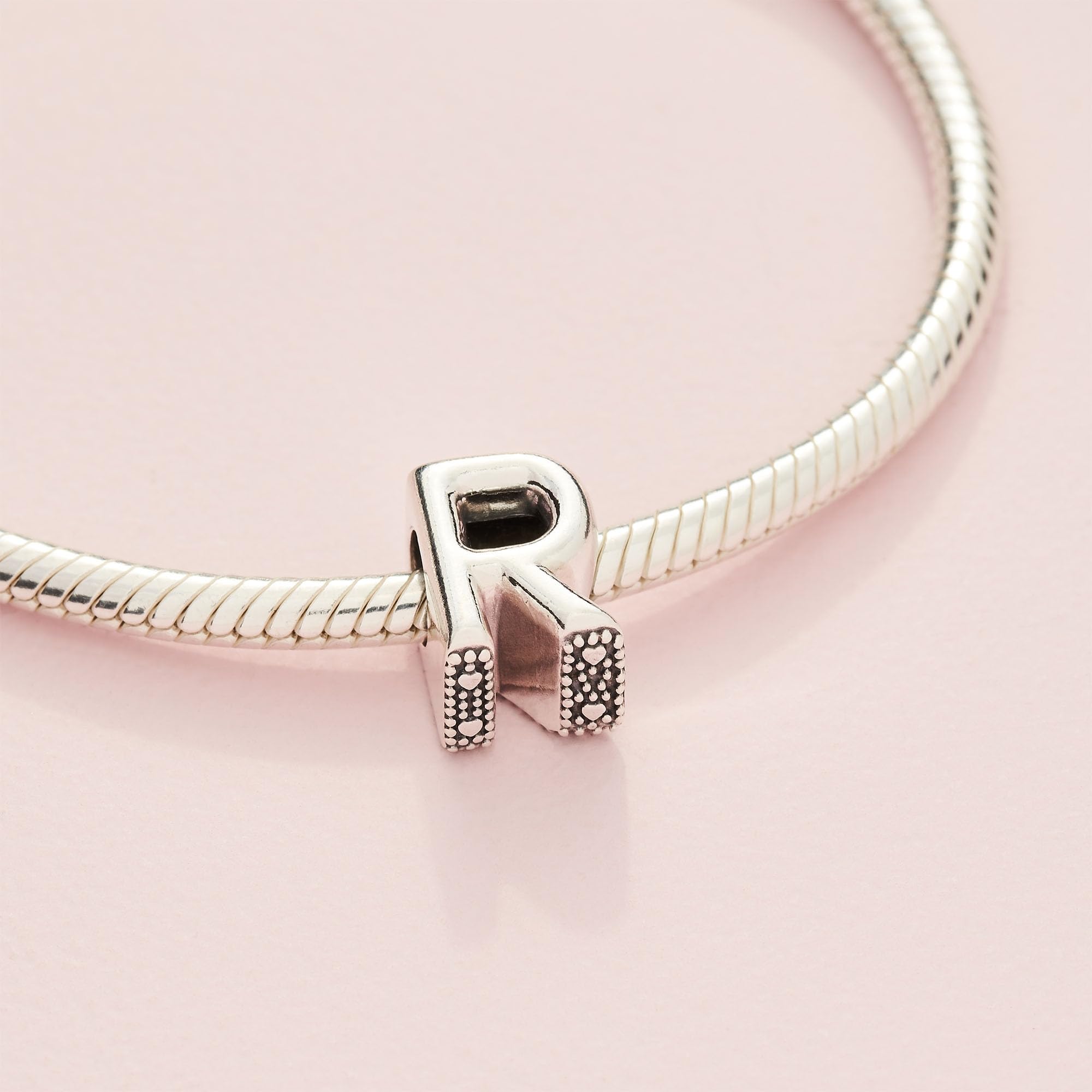 PANDORA Moments Buchstabe R - wendbares Alphabet-Charm aus Sterling-Silber mit geprägten Herzen und Perlen an der Rückseite - kompatibel mit Armbändern Moments Kollektion