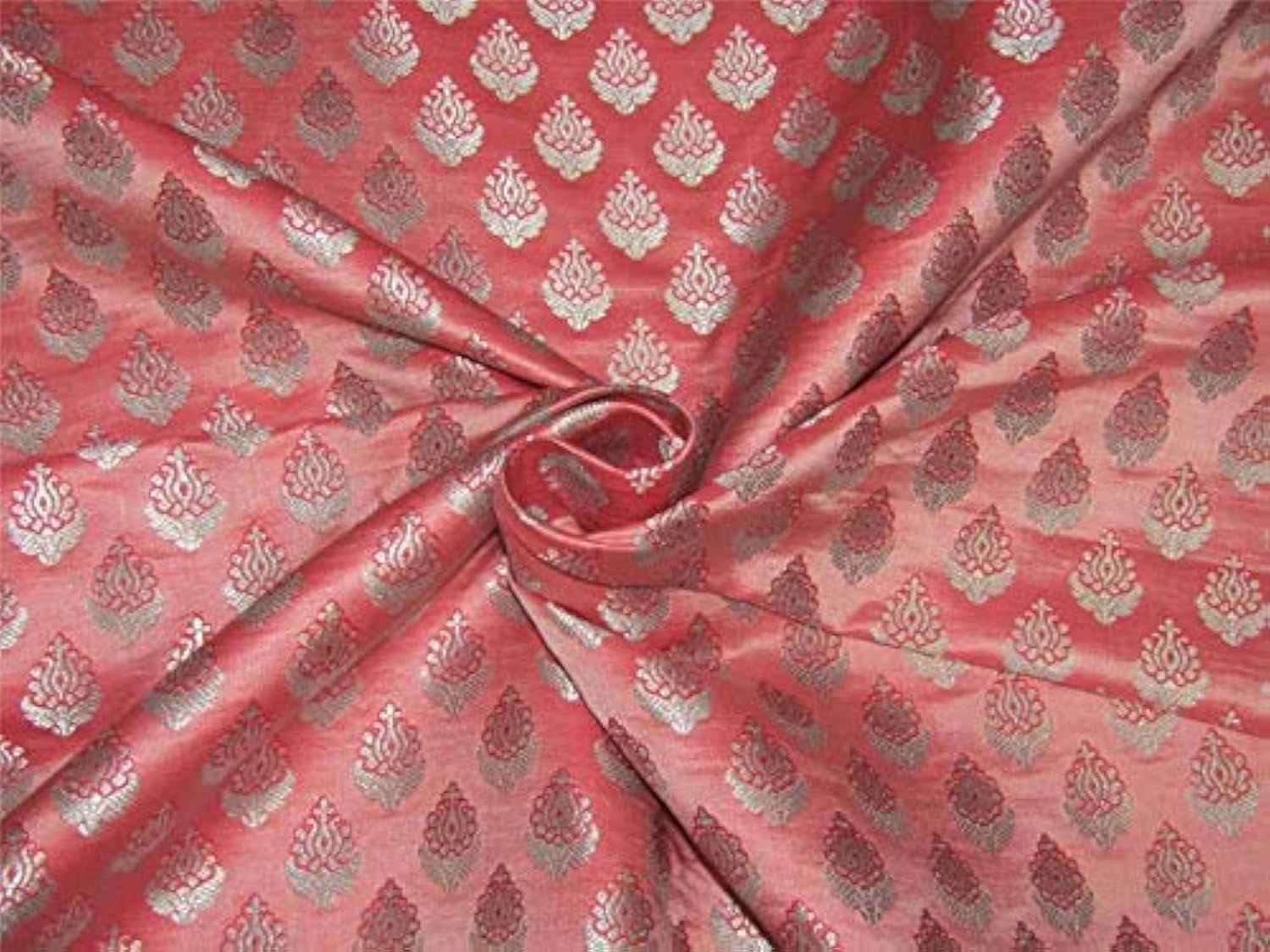 Tissu brocart rose argenté BRO644 de 112 cm pour haute couture