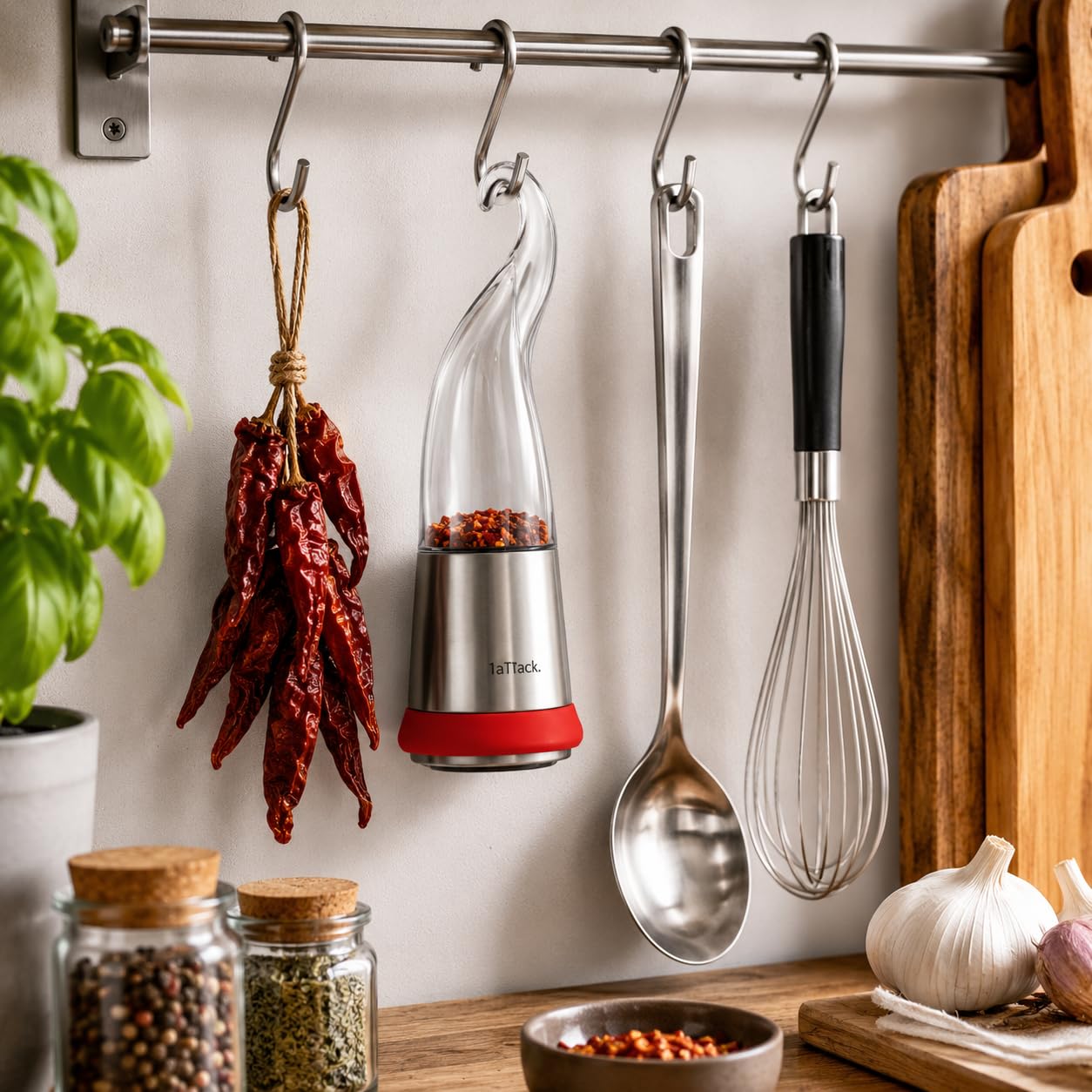 1aTTack.de Macinino per Peperoncino e Spezie, per Fiocchi e Peperoncini Secchi, Macinaspezie Originale a Forma di Peperoncino per Cucina e Tavola, 80 ml
