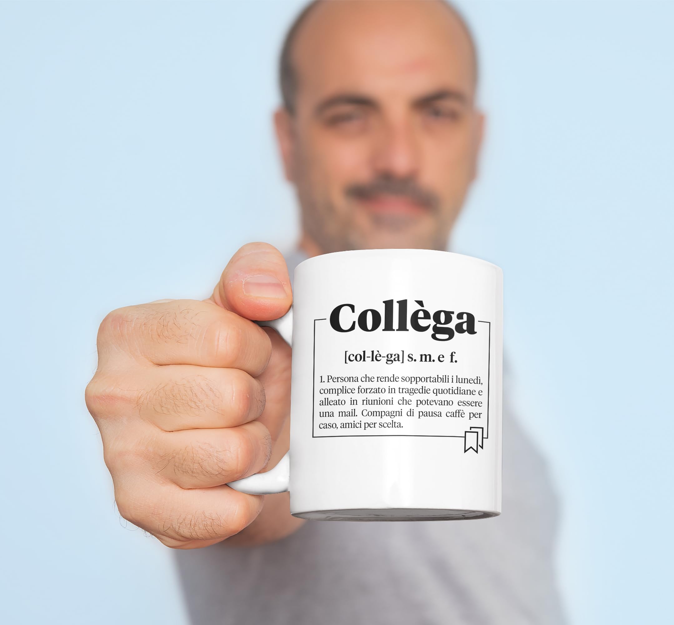 Tazza Collega - Secret Santa Ufficio - Gadget Simpatici per Colleghi - Tazze con Frasi Motivazionali Divertenti - Pensierini per Colleghe - Pensierino Natale Colleghi - Regalo Collega che Va Via