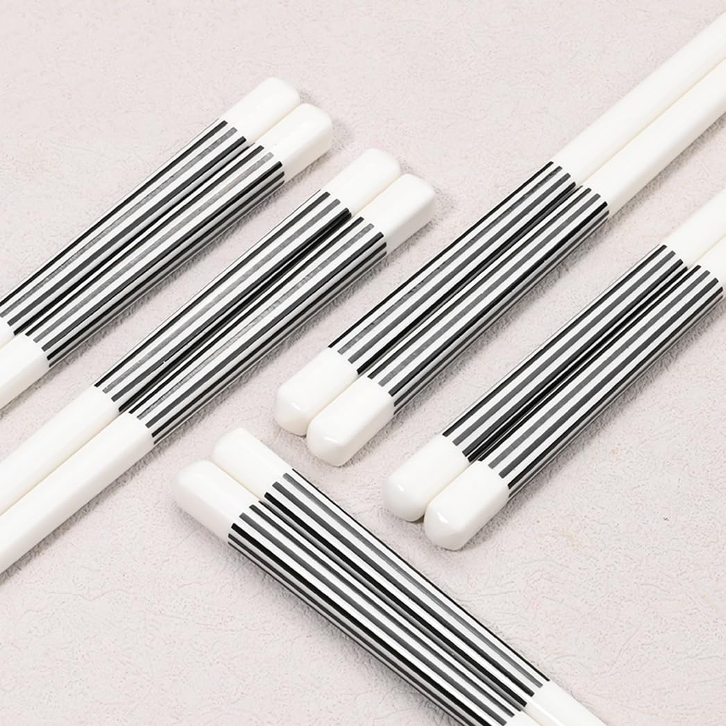 Baguettes, baguettes chinoises Japanese Porcelain Chopsticks Set Gift BoxReusable Dishwasher Safe Chopsticks Gift Set with Case High-Grade Bone Ceramics Black and White Chopsticks with,5pairs